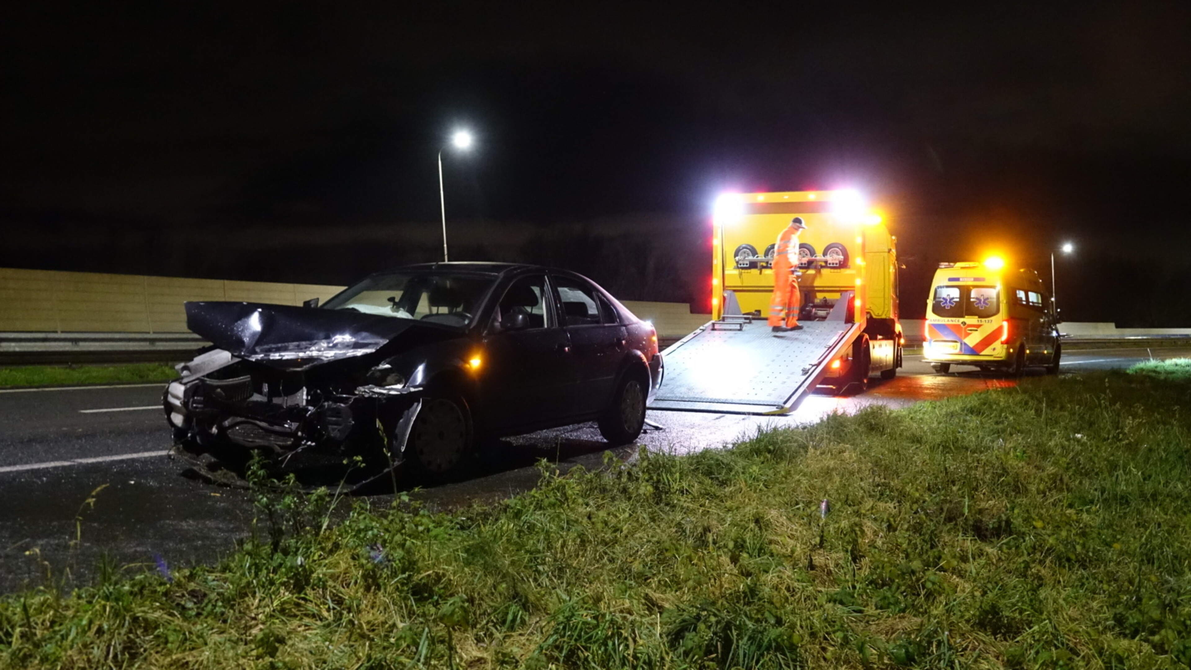 Auto crasht op A7 bij Zuidoostbeemster: weg spekglad, bestuurder onder invloed