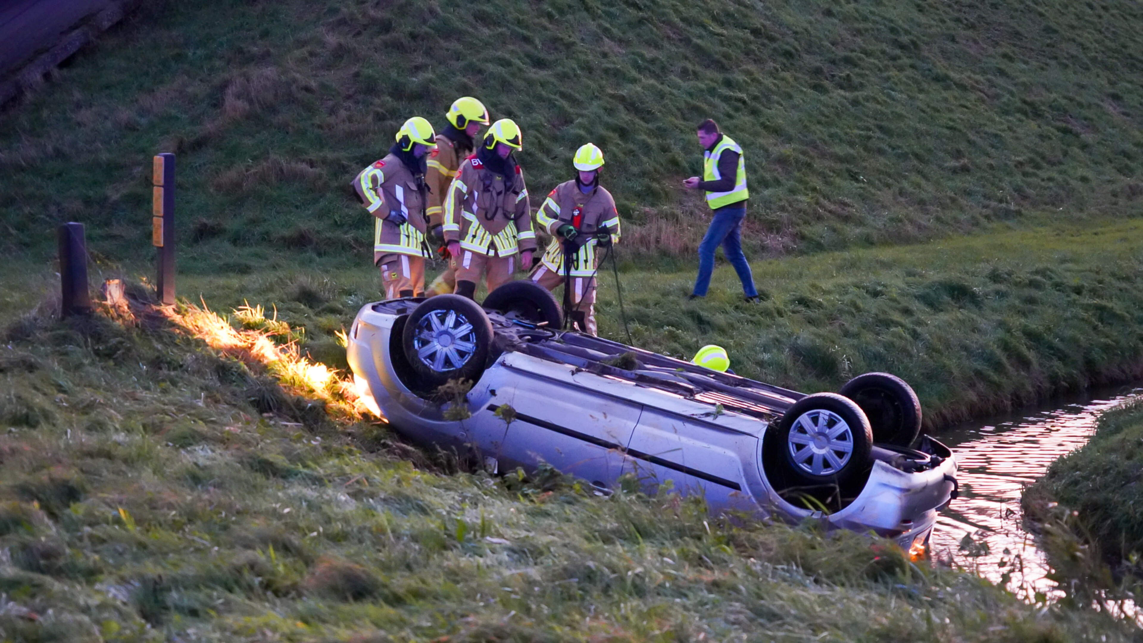 Auto belandt op zijn kop in sloot langs N505 in Hoogkarspel