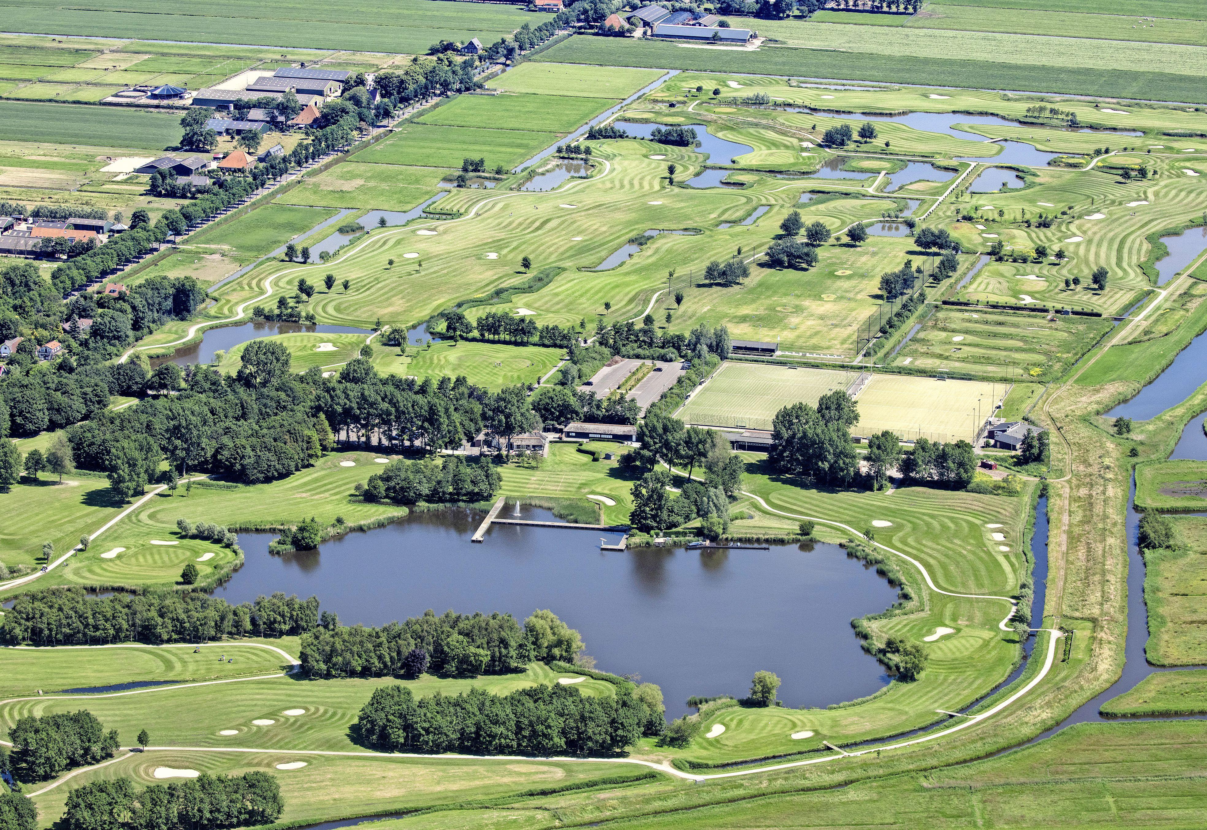 Faillissement voor oude eigenaar golfterrein Wijdewormer: Behalve de bank gaan ook leden het schip i