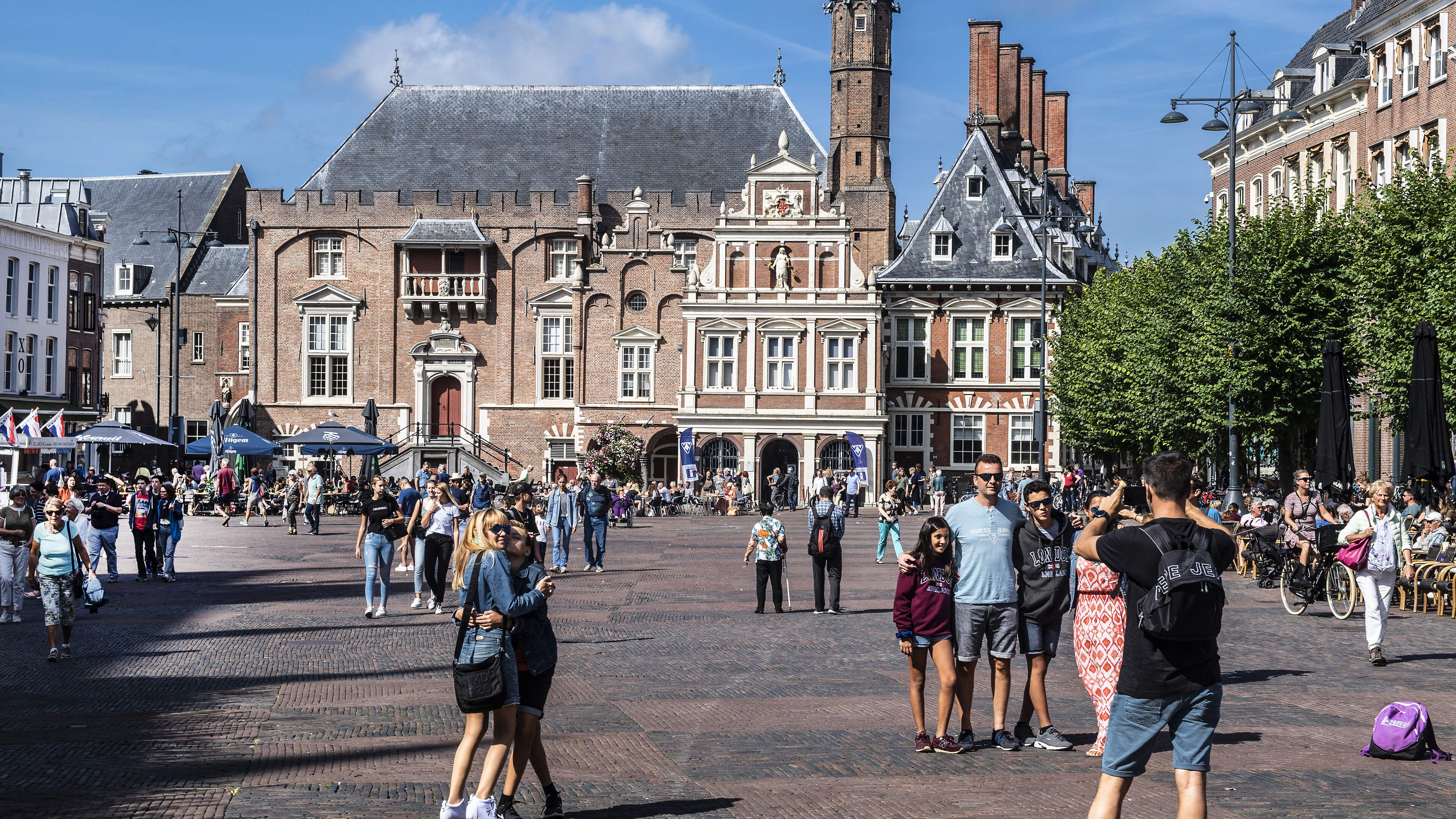 Will there be an asylum seekers' center in the horror apartment, and what will happen to the dog tax? Follow the live debate on Haarlem's finances here