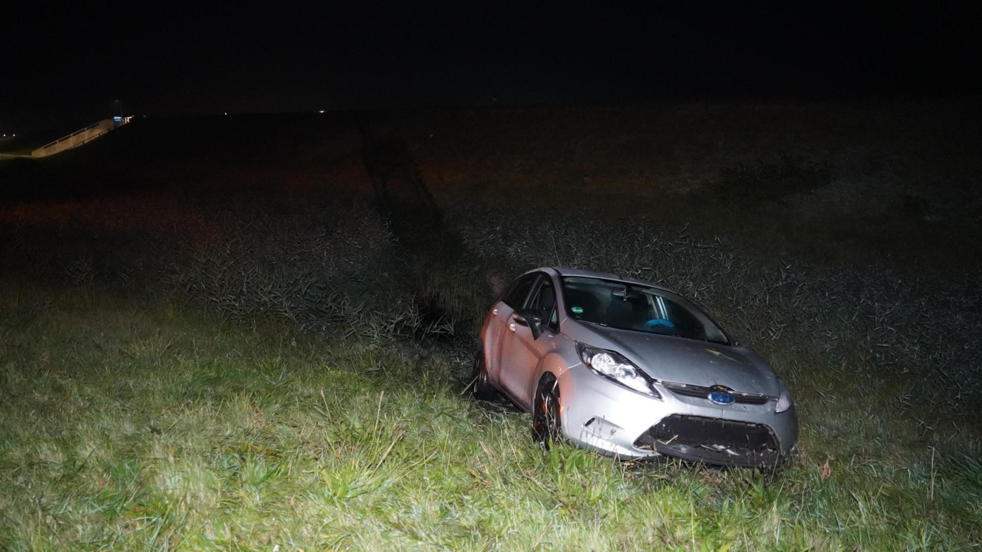 Automobilist vliegt van N307 bij Zwaagdijk-Oost, bestuurder neemt de benen