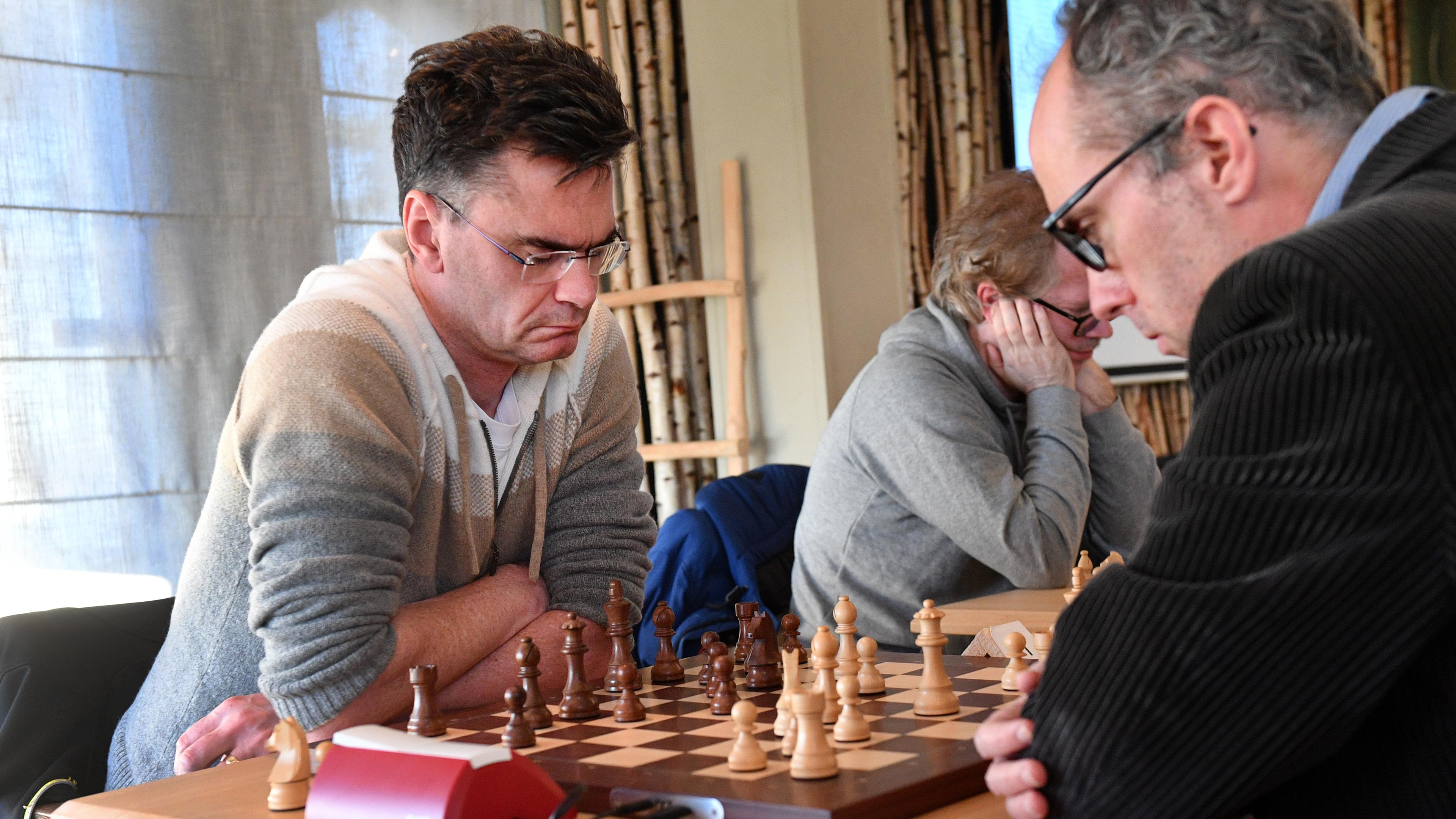 Loek van Wely (links) vervangt Magnus bij Het Witte Paard Haarlem.