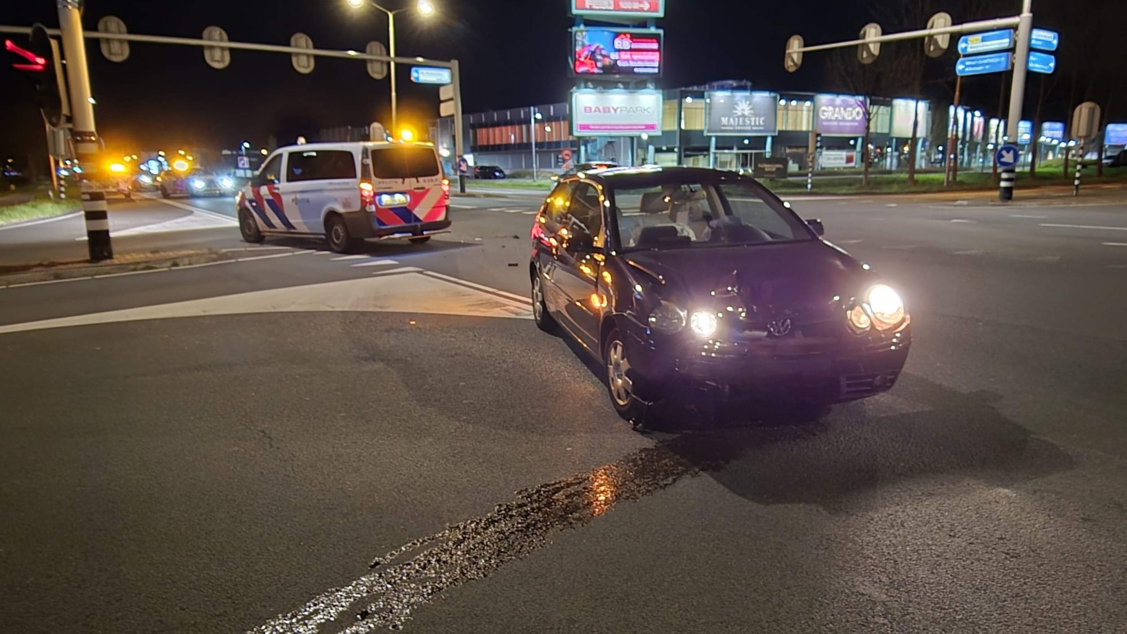 Politiebus betrokken bij botsing op kruising N-wegen in Wormerveer