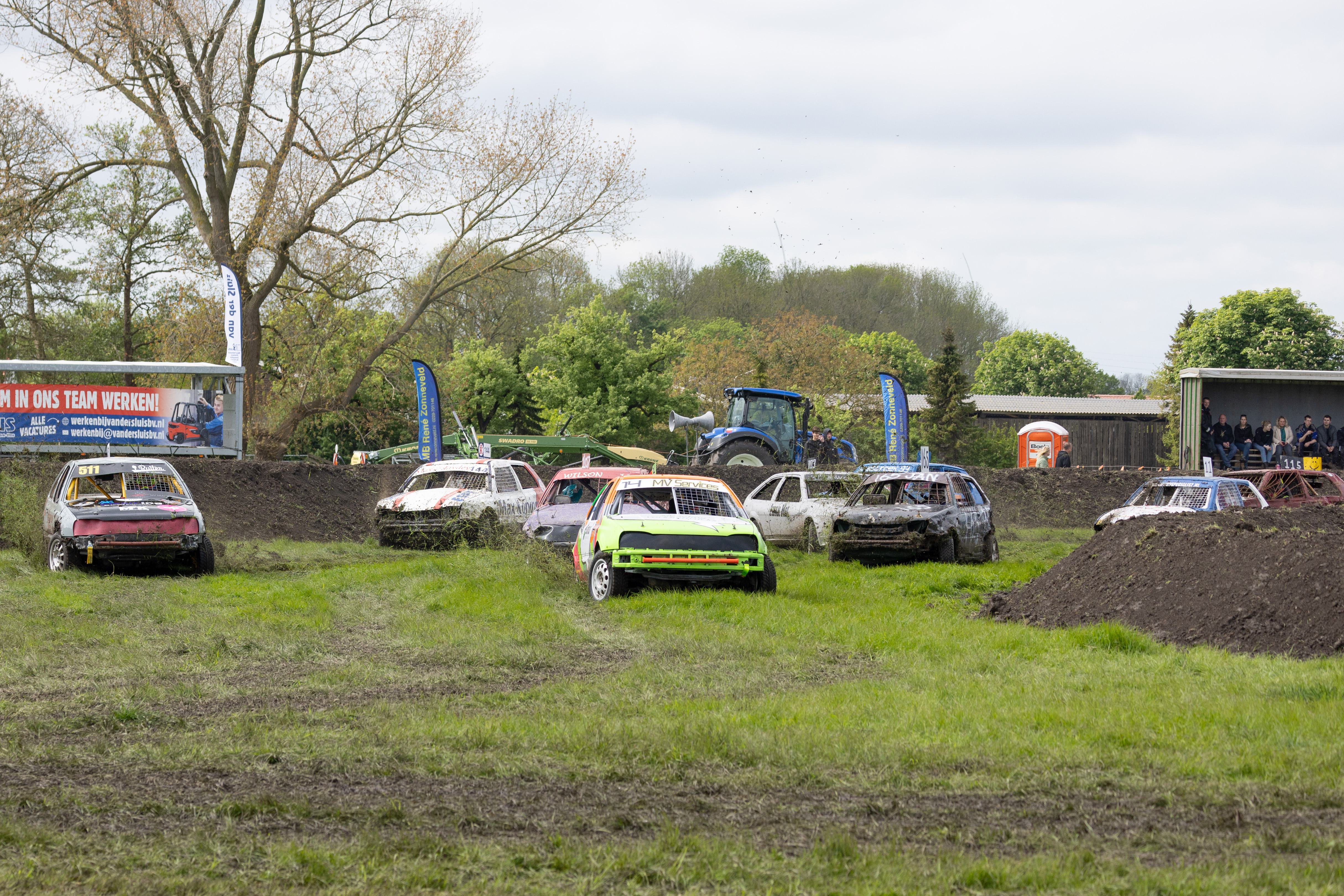 Ideale omstandigheden bij seizoensstart autocross: ’Kriebels om weer mee te doen’