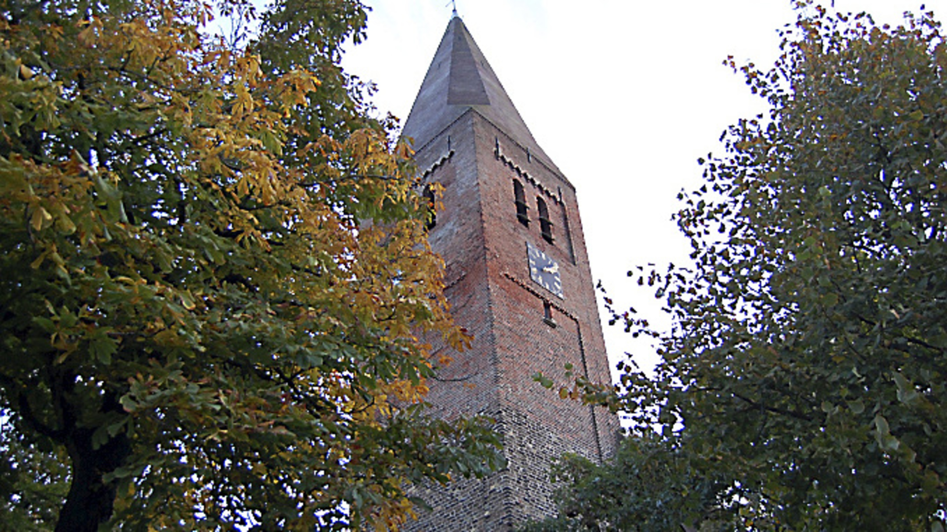 Ingestort middenschip en een bijna gehalveerde toren. Hippolytuskerk herdenkt storm uit 1674