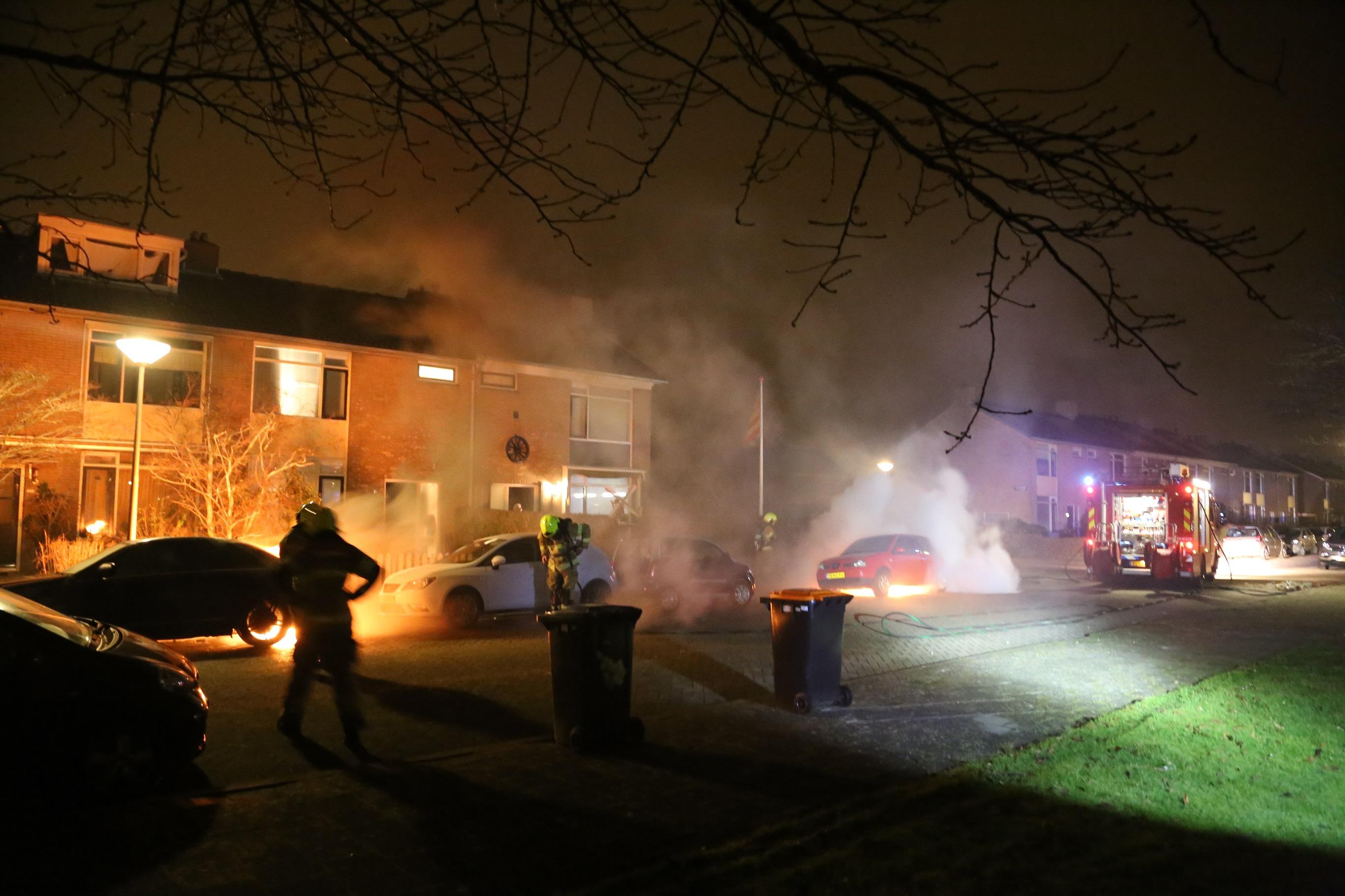 Weer twee auto’s in vlammen op: twee gezinnen gedupeerd in De Schooten Den Helder