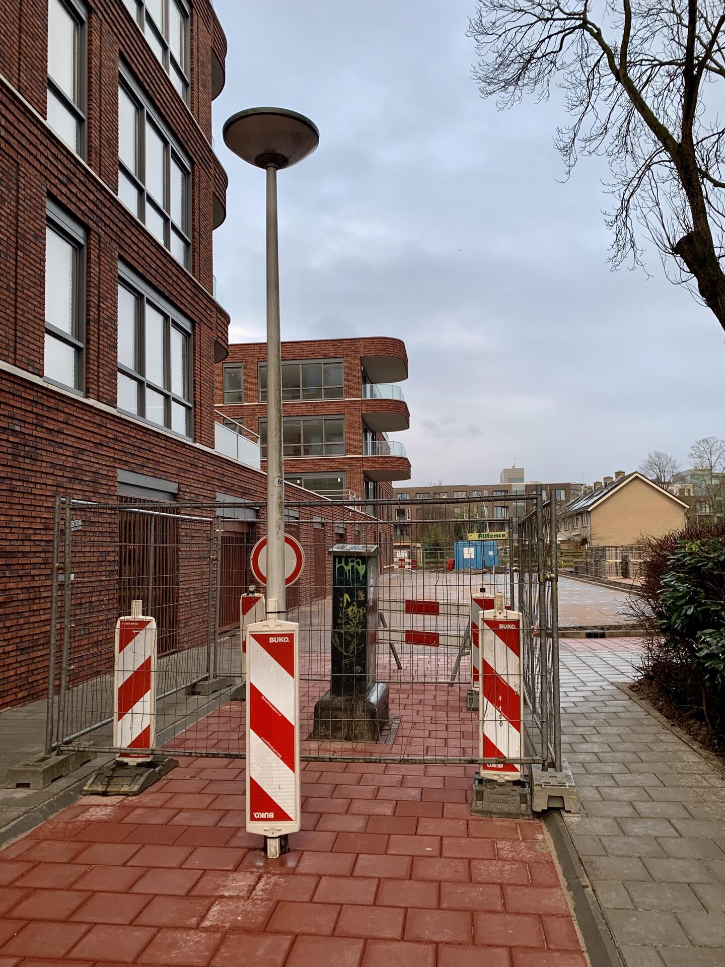 Hoe zit dat nu met de lantaarnpaal en het elektriciteitskastje midden ...