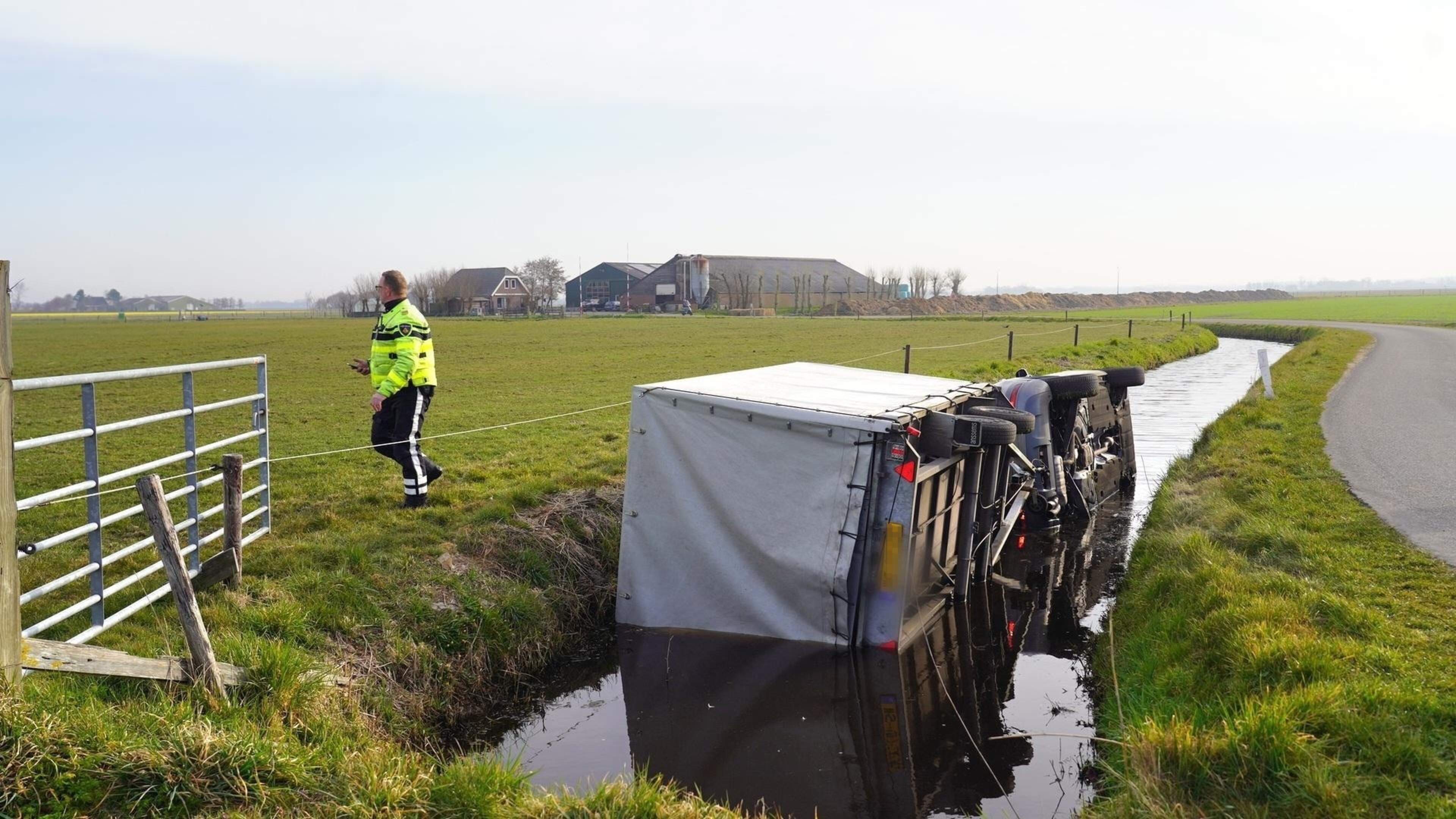 Auto met aanhanger te water in Egmond aan den Hoef