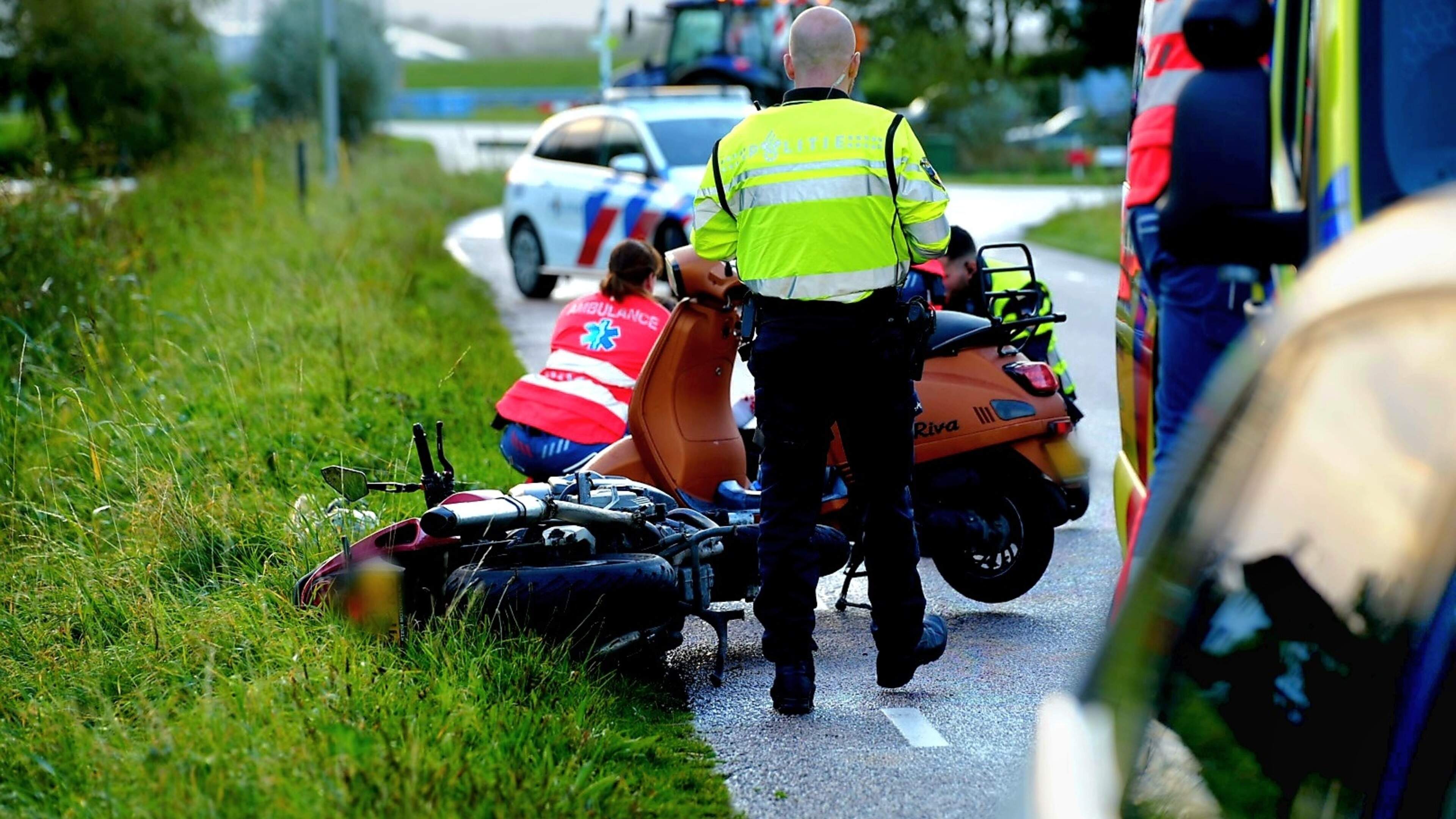 Motor- en scooterrijder glijden vlak na elkaar uit door oliespoor op wegdek in Callantsoog
