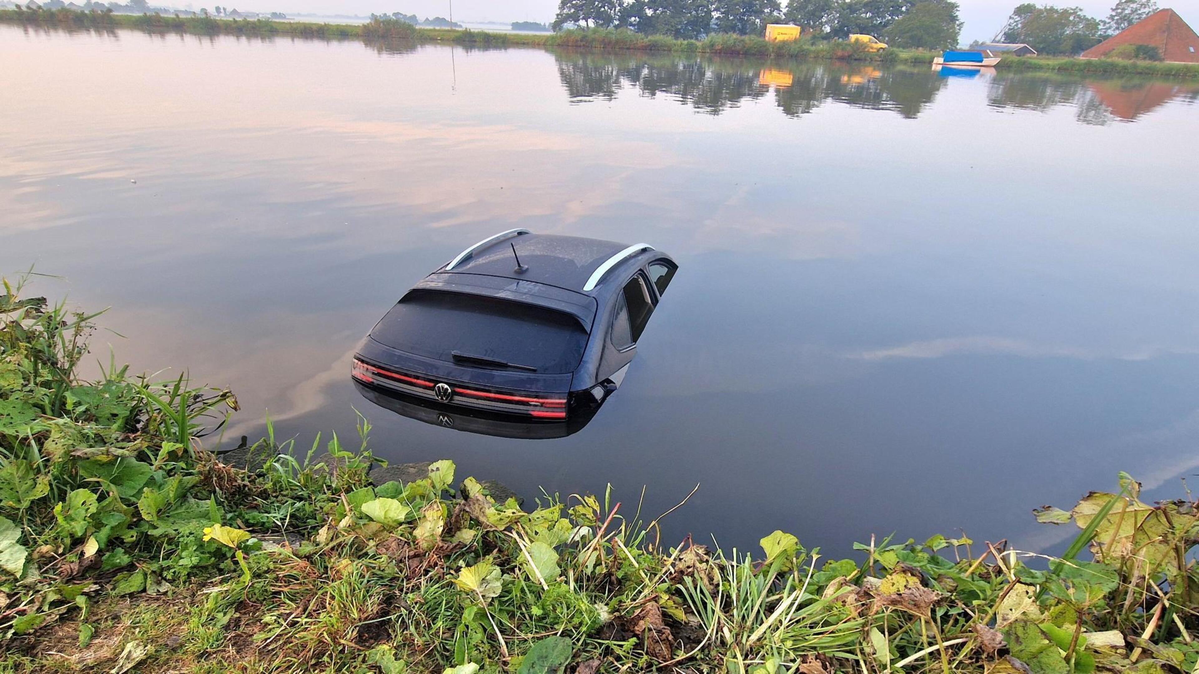 Auto zonder kentekenplaten te water in West-Graftdijk, voertuig blijkt afkomstig uit Duitsland [upda