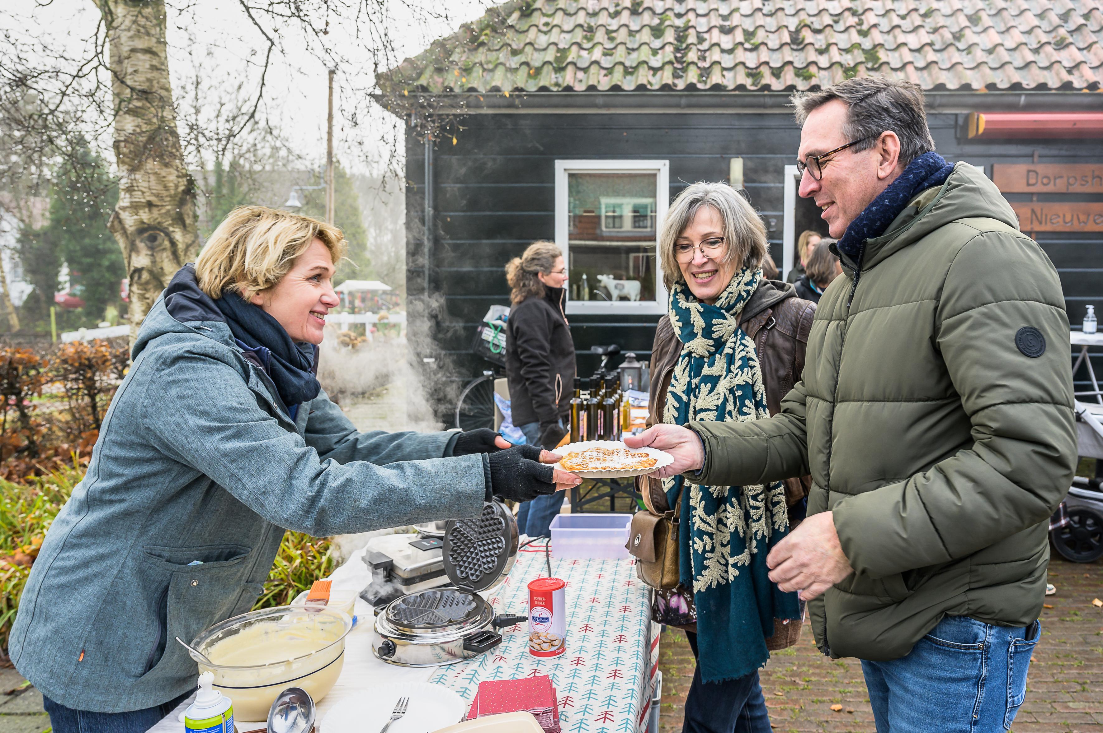 Eerste kerstmarkt in Watergang. ’Gluhwein? Het is nog geen twaalf uur!’