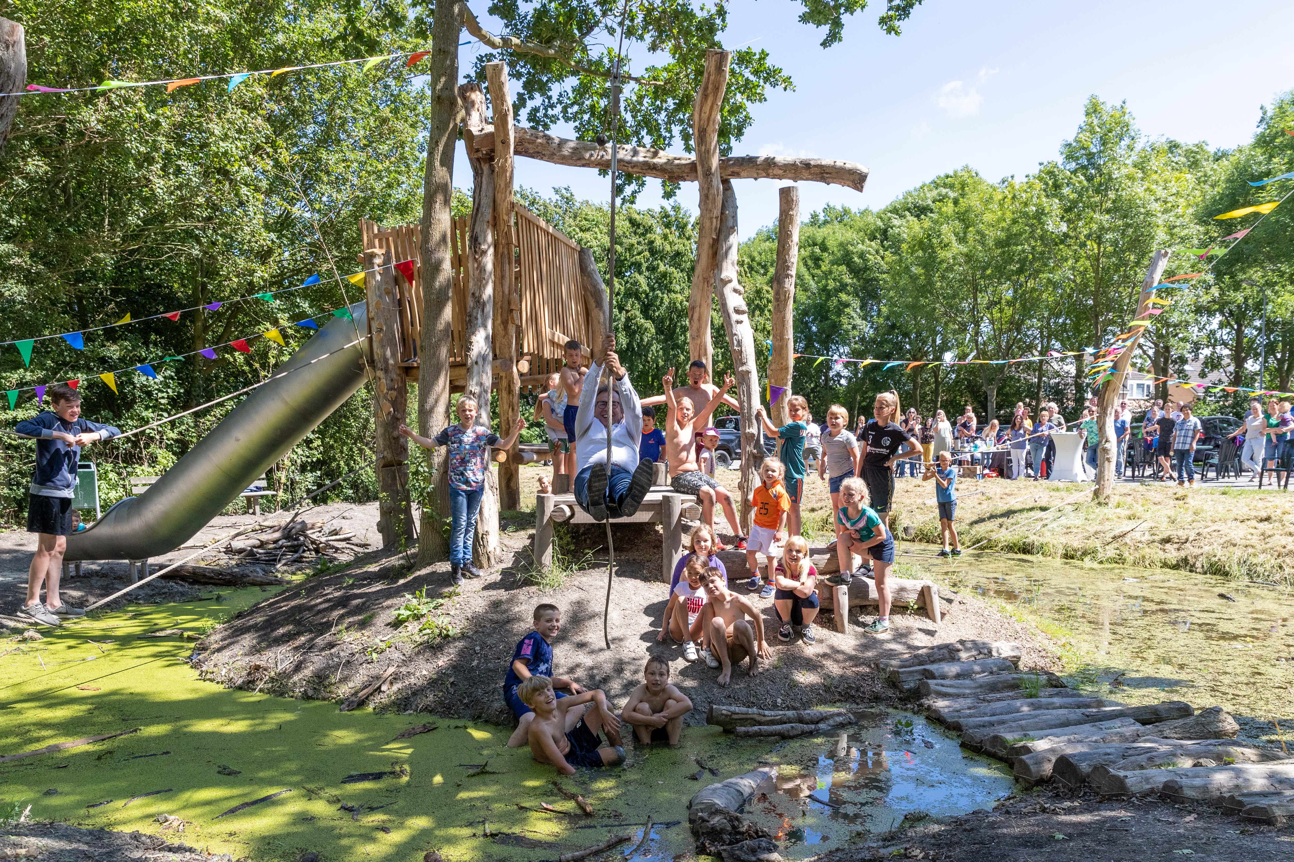 Dorpsjeugd Schellinkhout heeft natuurspeeltuin Skik: smerig worden toegestaan.