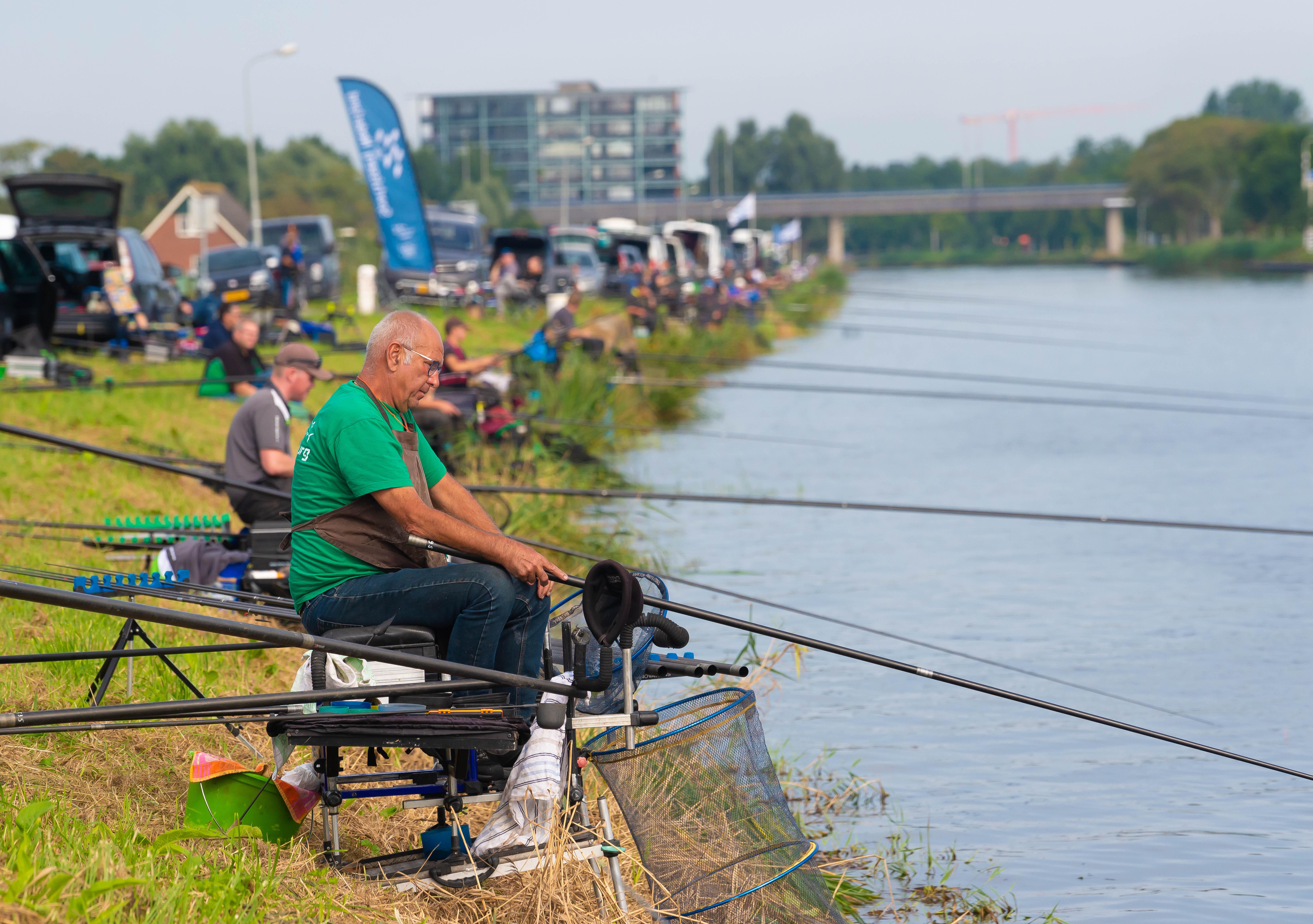 Tientallen vissers aan kanaal bij Ilpendam voor landelijke viswedstrijd