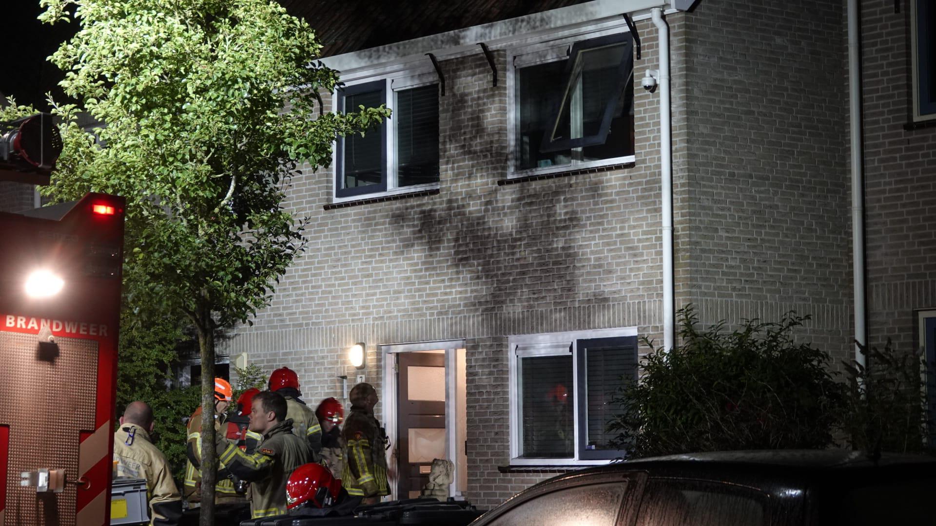 Bewoonster huis Oosthuizen heeft geen idee wie dader is, vernielde voordeur en brand door explosie d