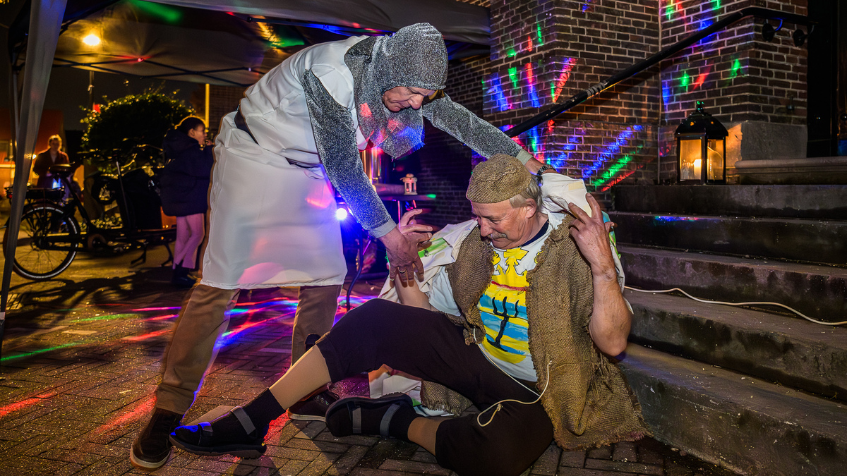 Sint-Maarten in levenden lijve: Oostzaners verzamelen zich op Kerkplein