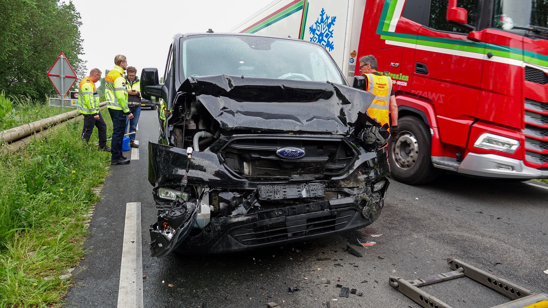 Flinke schade bij botsing tussen bestelbus en auto op N243 in Avenhorn