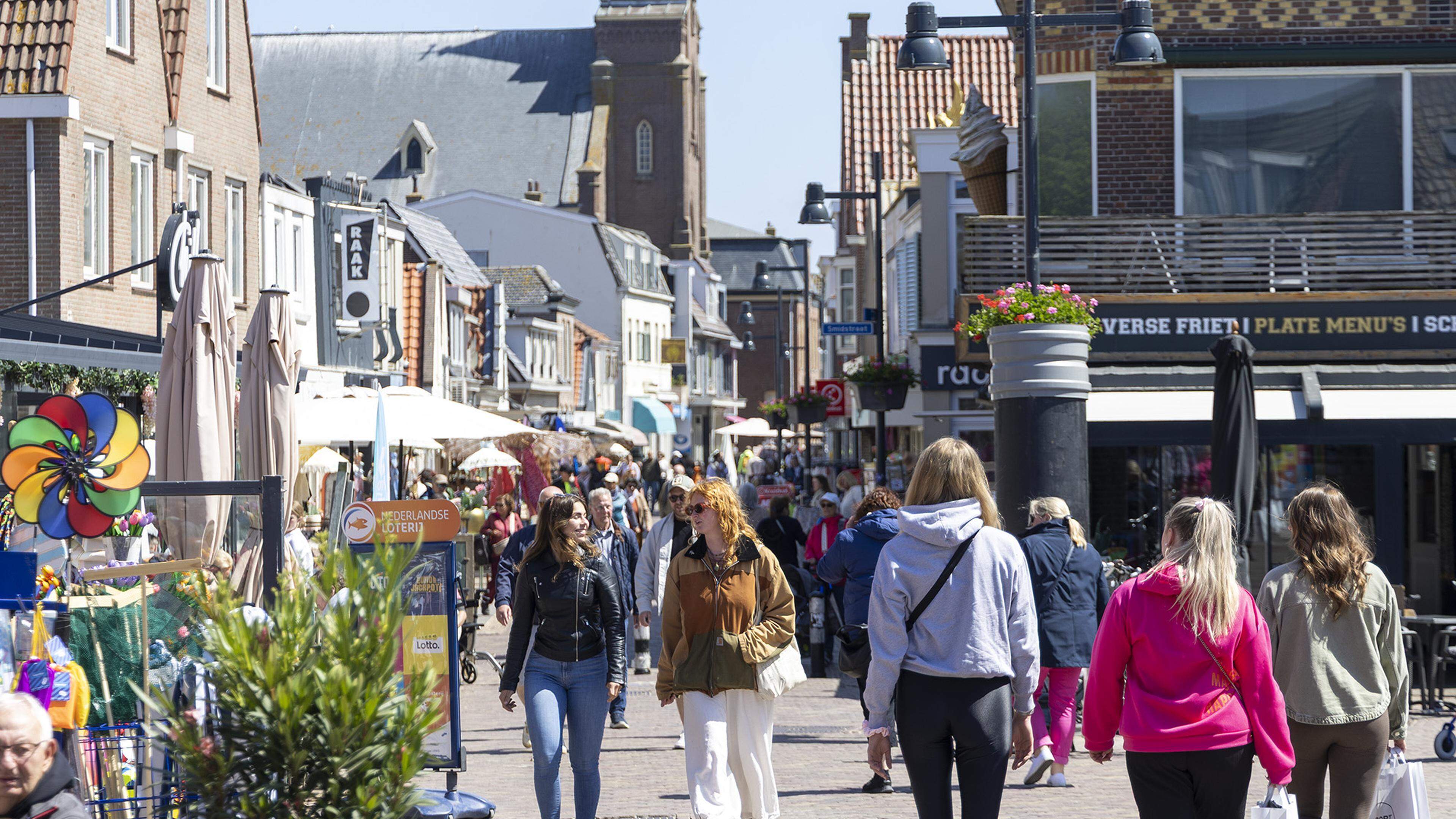 Duitsers balen van hoge prijzen in Hollandse kustdorpen: ’Voor een dagje strand tikken we zo 100 eur