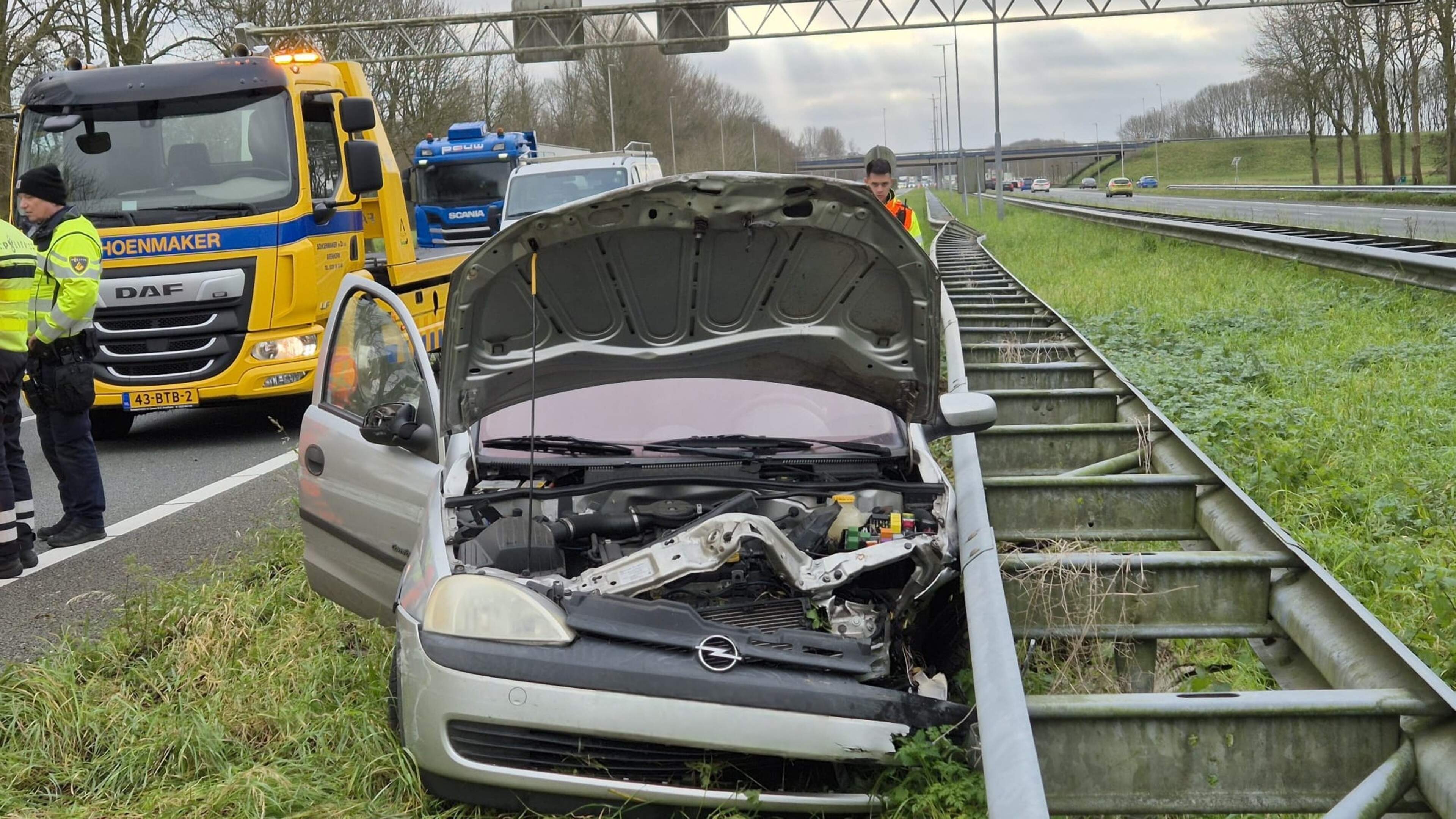 Eenzijdig ongeluk op A7 bij Zuidoostbeemster, bestuurder naar ziekenhuis