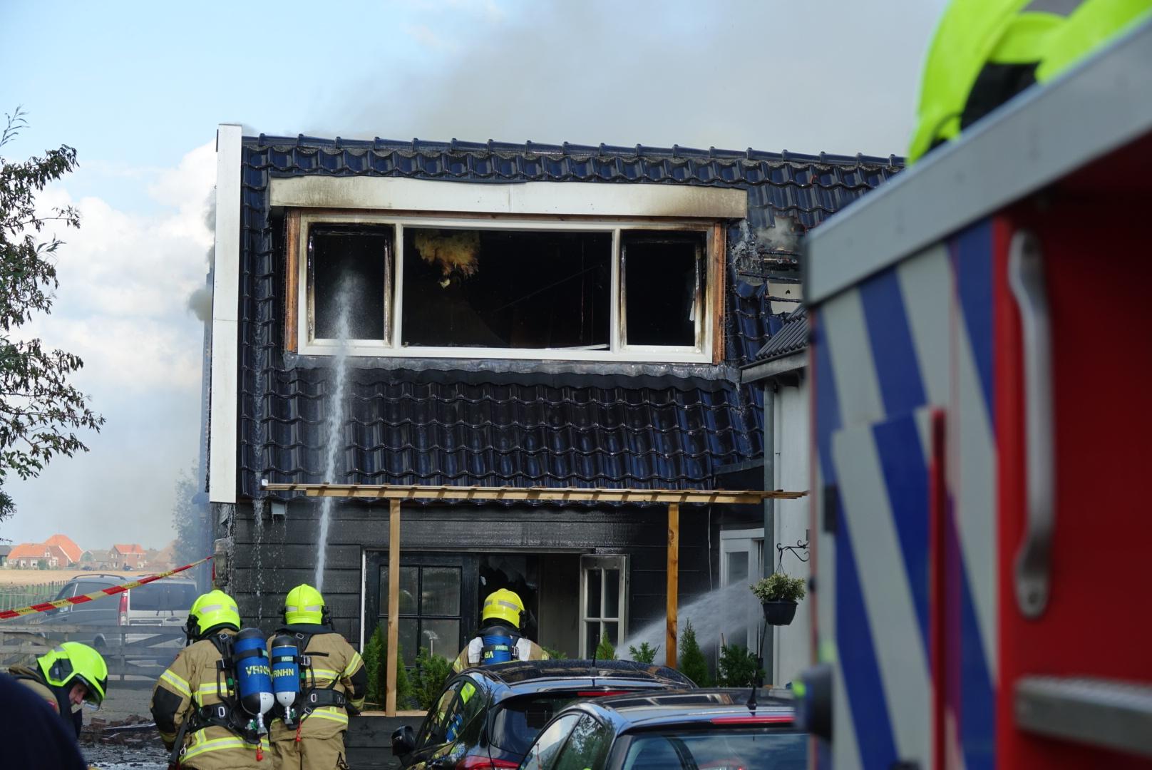 Grote brand verwoest achterzijde woning Spierdijk