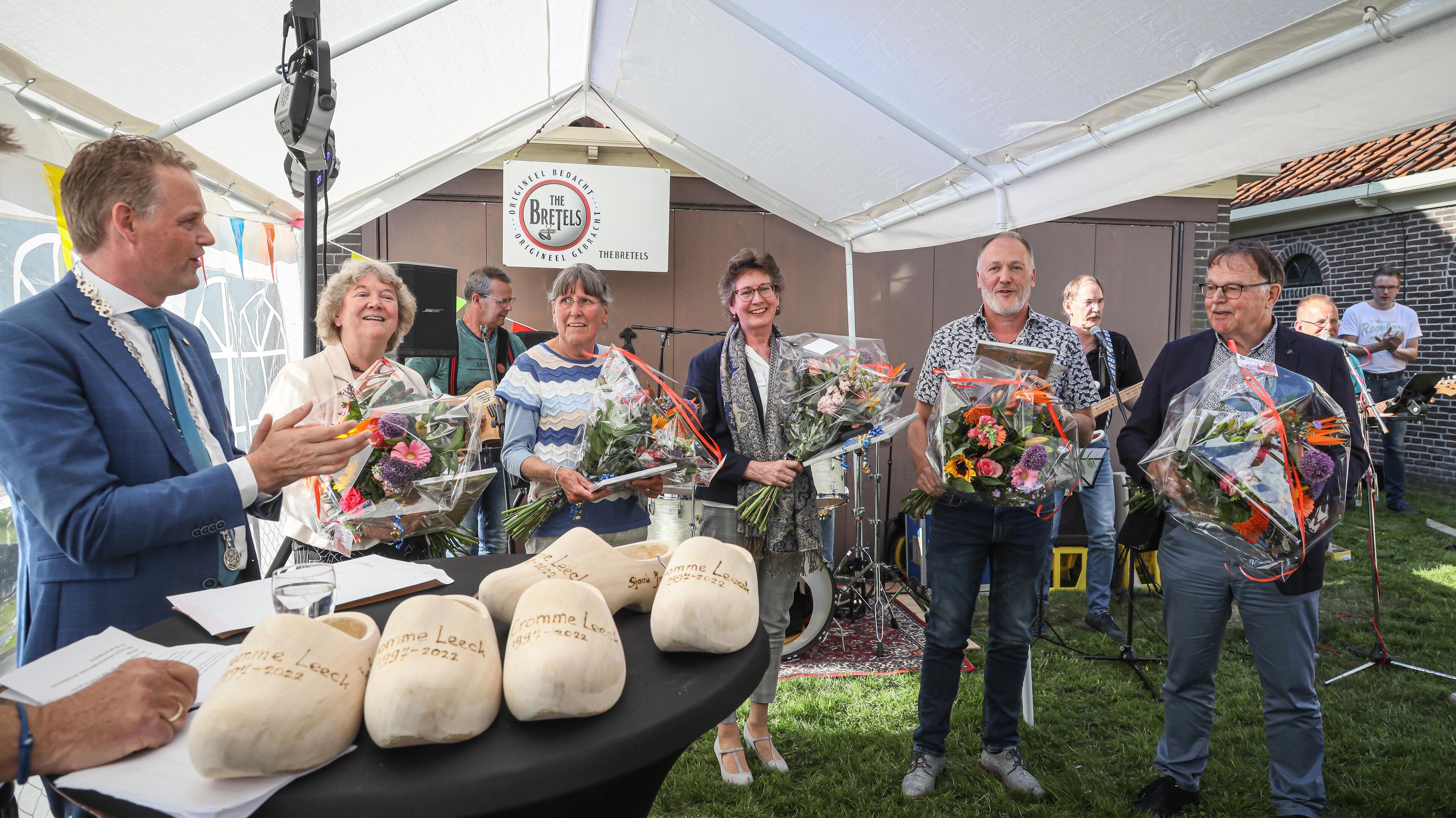 Waarderingsspelden voor trouwe bestuursleden stichting Cromme Leeck; Ina Slot erelid