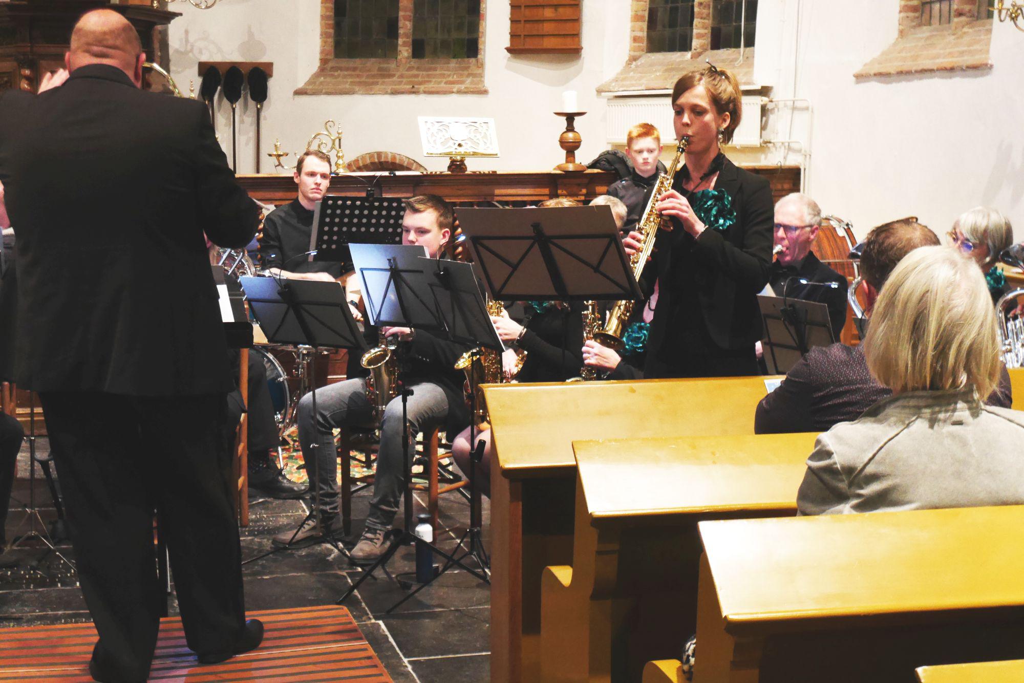 Muziekvereniging Tavenu speelt stevig een boeiend programma in volgepakte Dorpskerk in Opperdoes