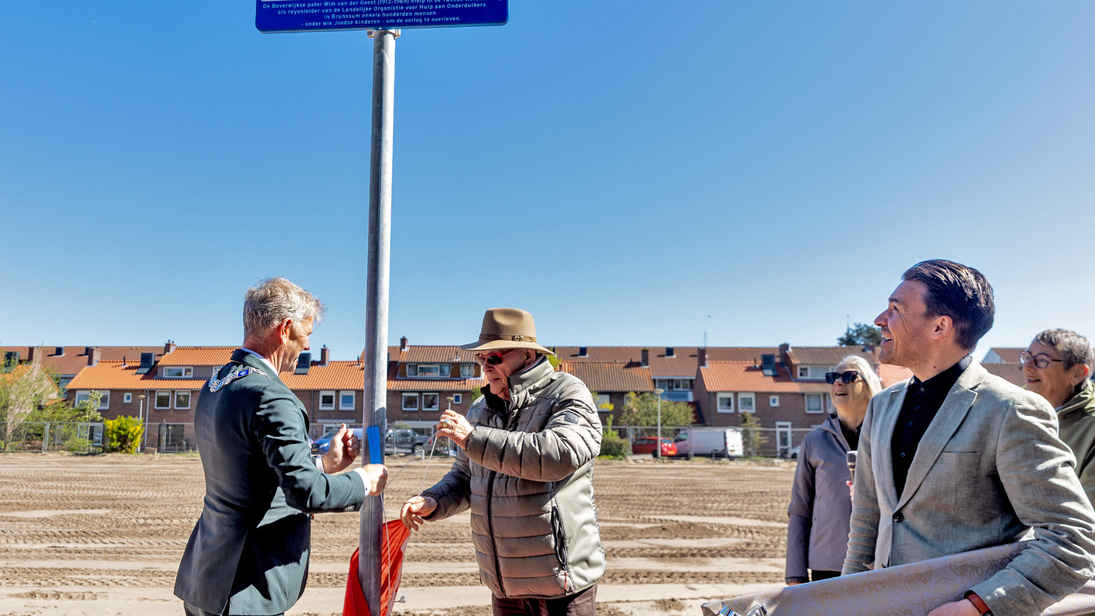 Mayor Martijn Smit unveils Wim van der Geesthof sign with Holocaust survivor Jack Aldewereld: 'If anyone has seen God, it is him'