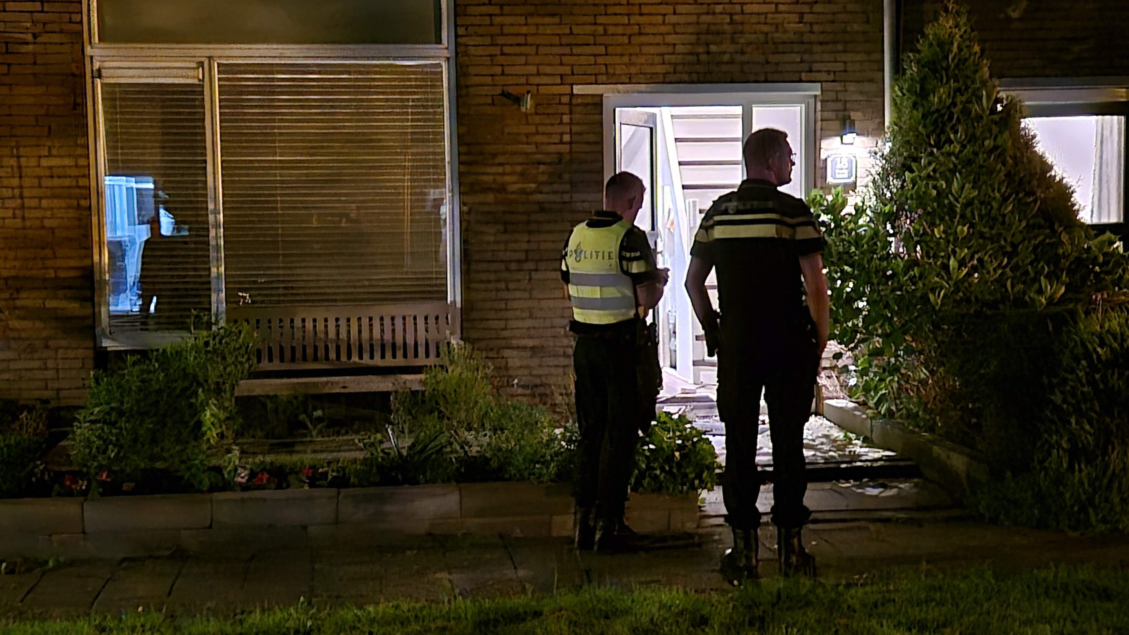 Voordeur van woning beschadigd bij explosie in Westzaan