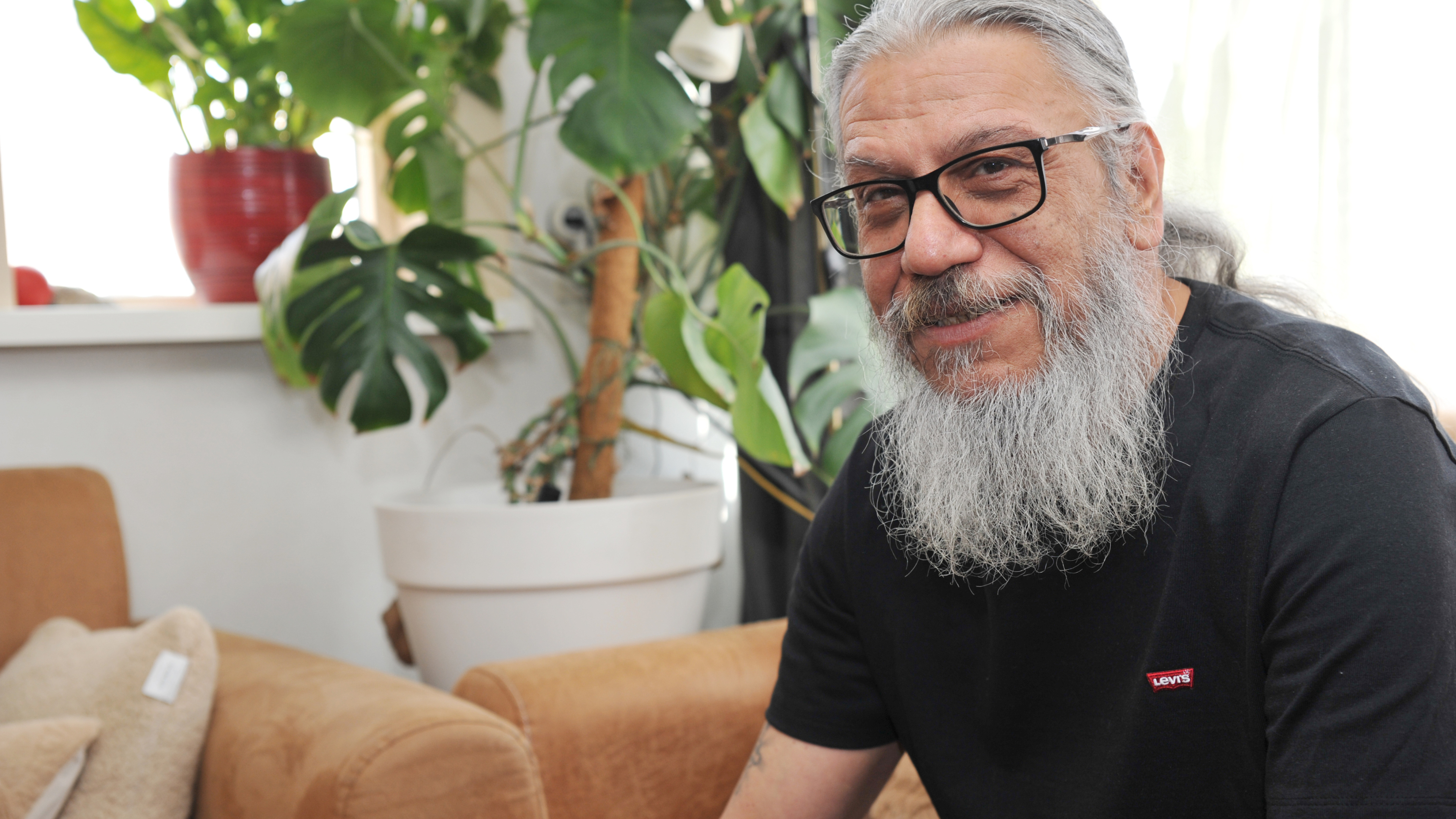 Ashkan (62) fled Iran 25 years ago, now he dreams of a secular revolution: ‘I was brainwashed by the regime’