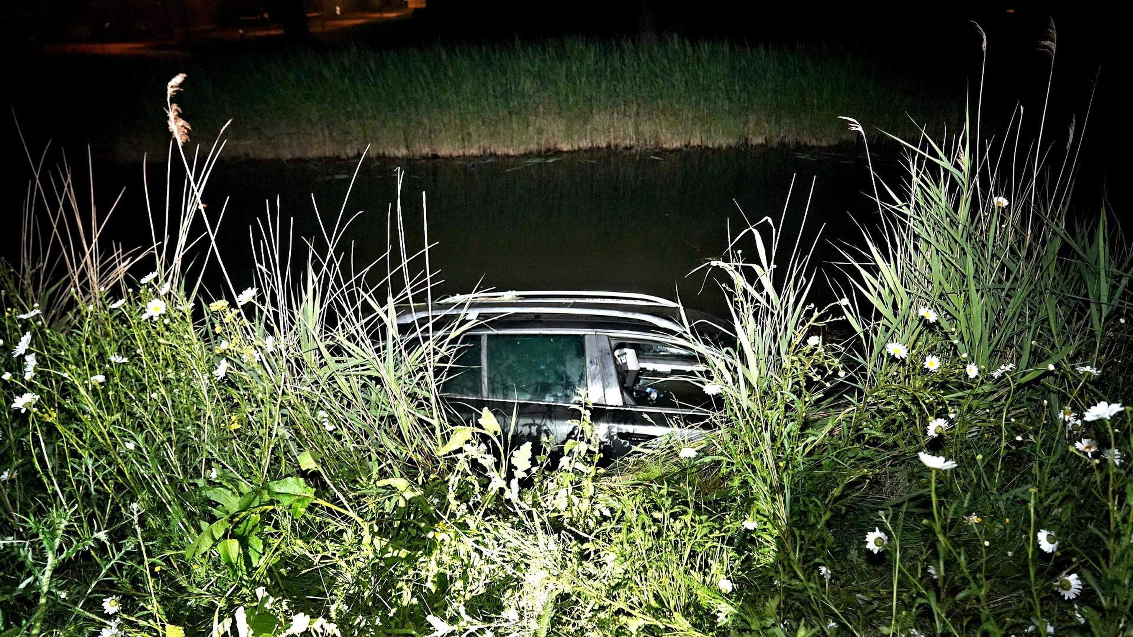 Auto belandt in vaart Stompetoren nadat bestuurder uitwijkt voor dier