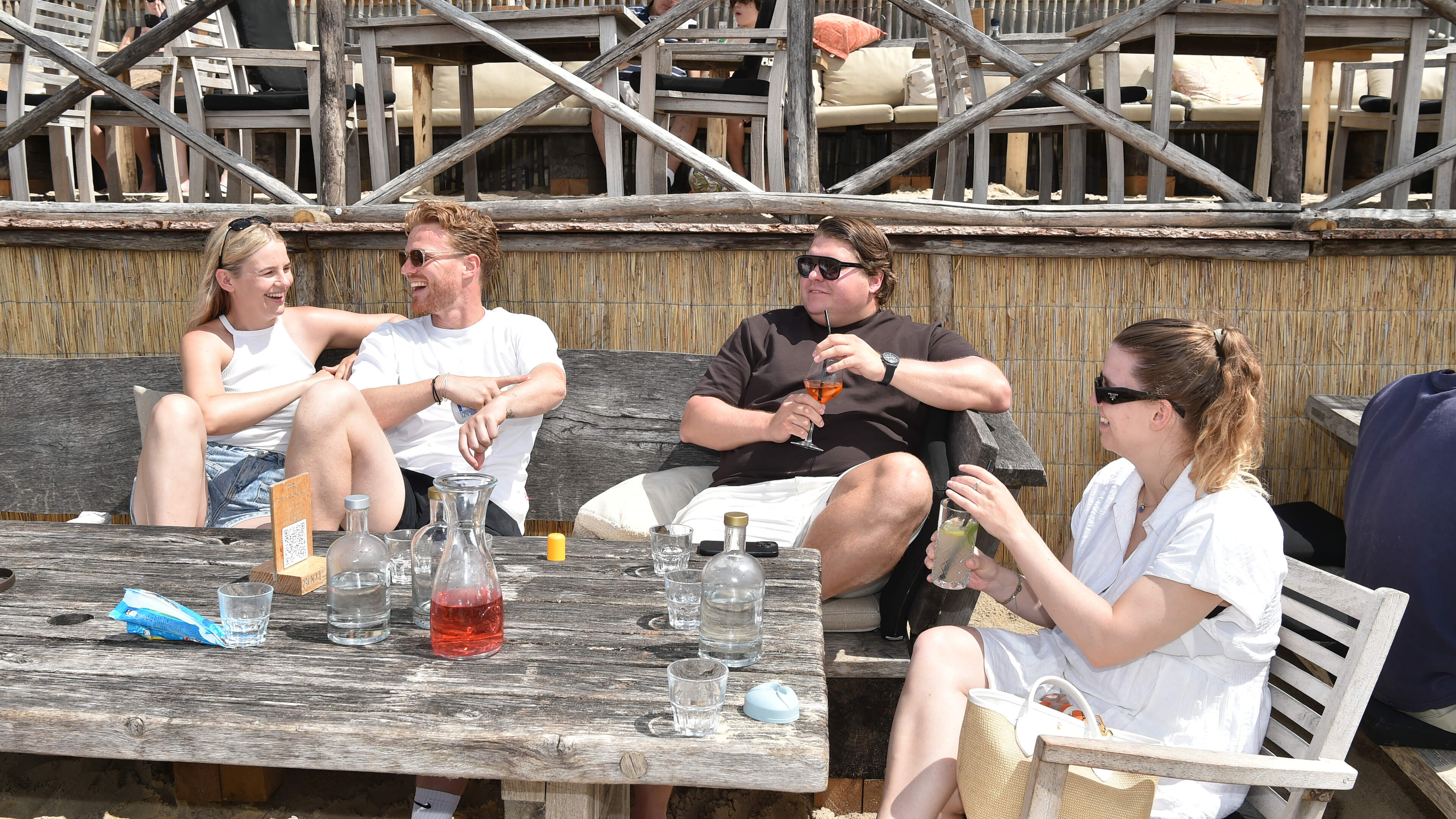 Peter orders his croquette sandwich from his towel at Deining. ‘On which beach do you experience that?’