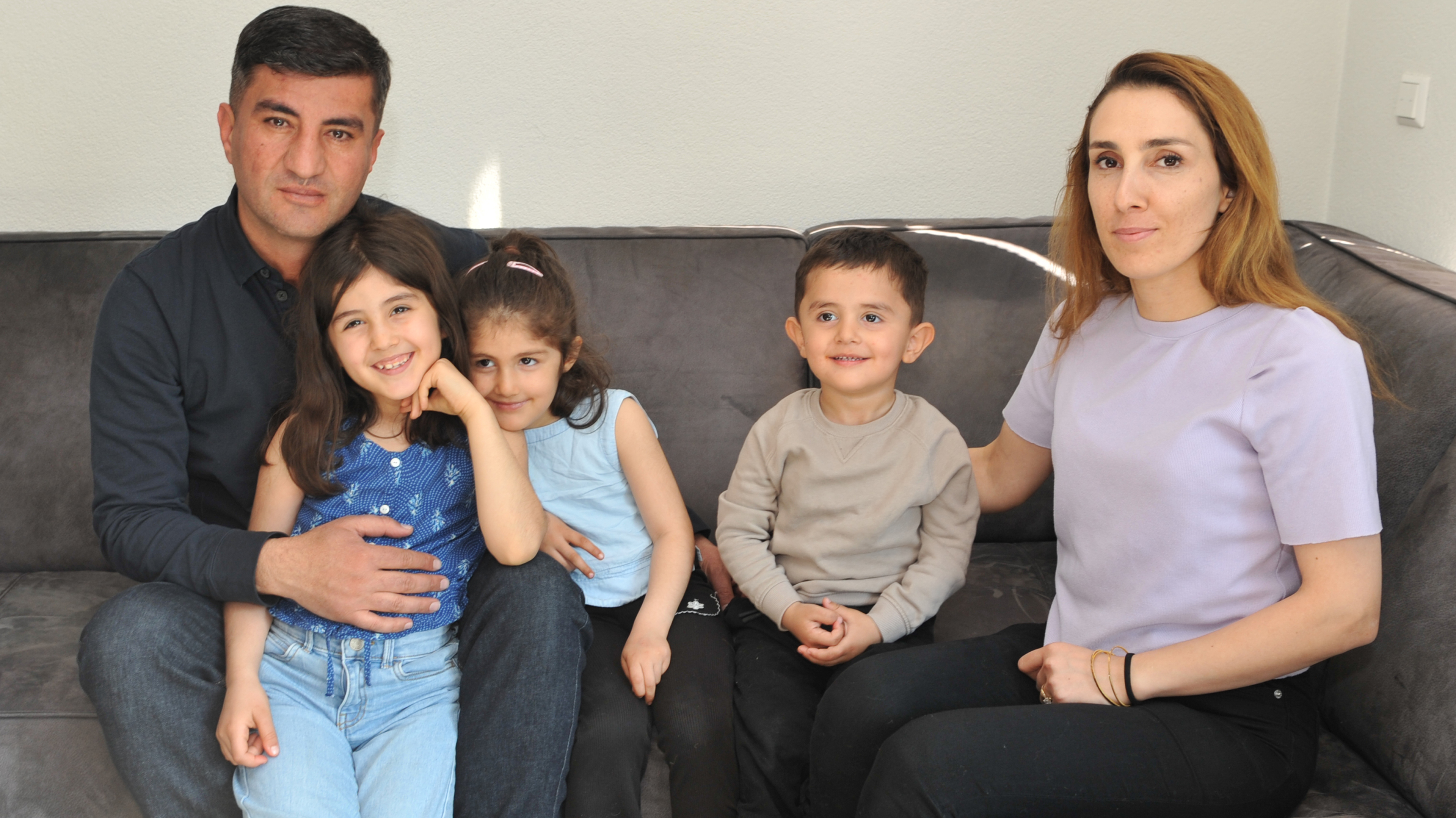 Sahin en Melek ’zwerven’ met hun drie kinderen door Noord-Holland omdat er geen woning voor ze is
