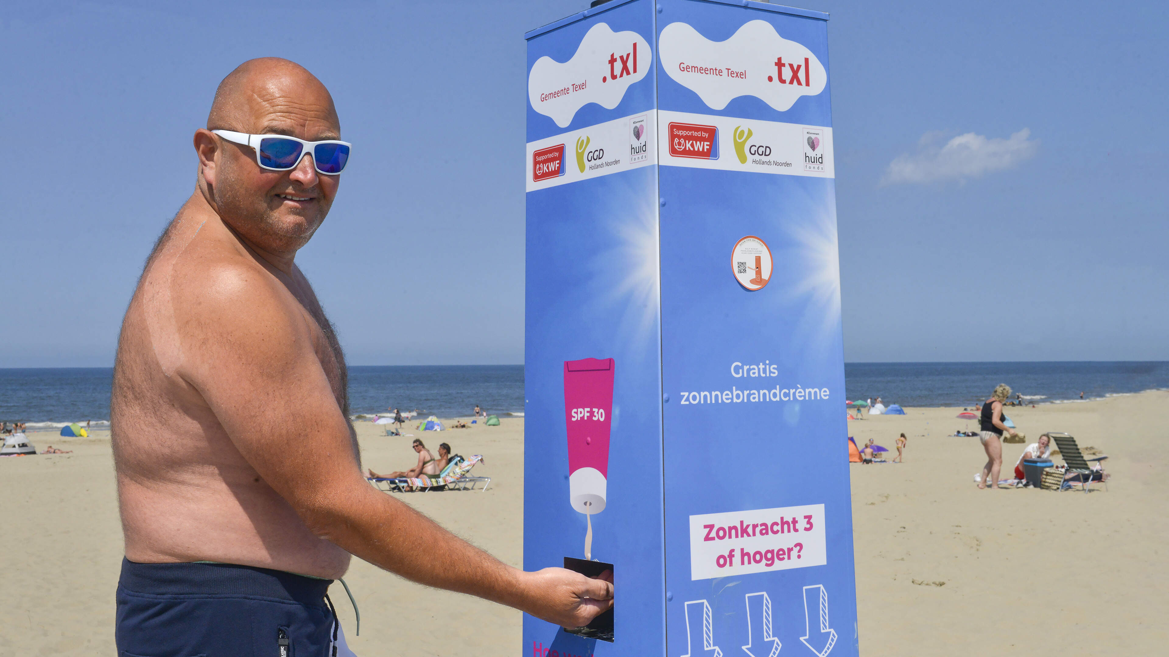 Dat is handig! Gratis zonnebrandcrème op het Texelse strand slaat meteen aan. De zuilen gaan ‘s nach