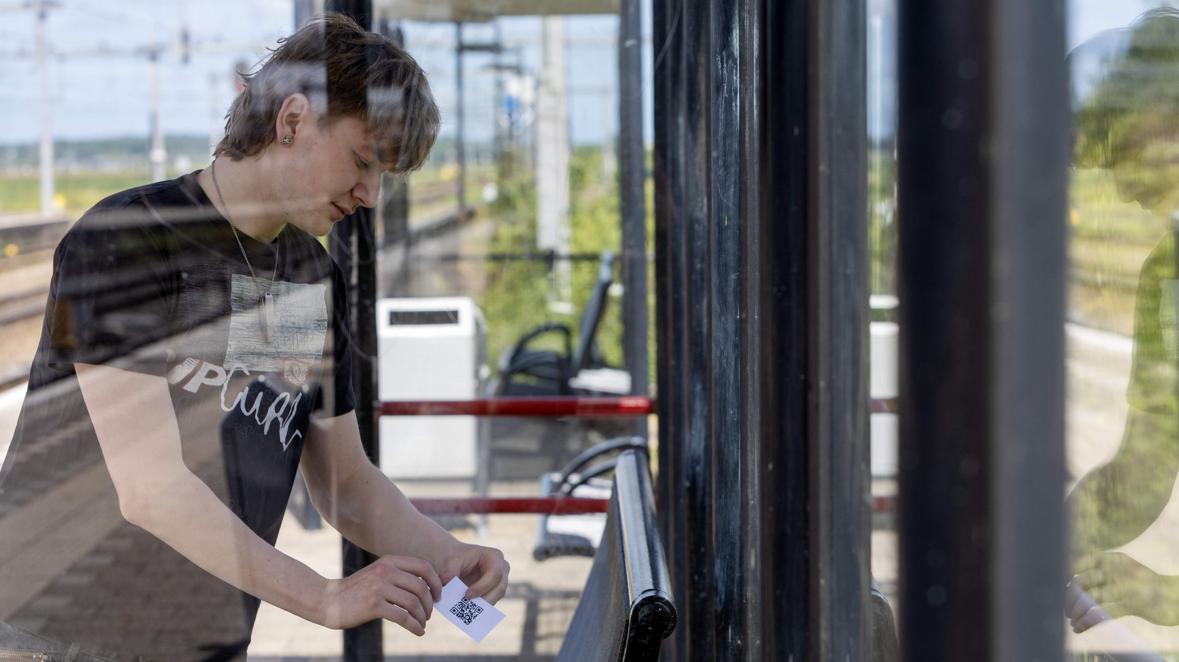 'We all feel lost sometimes': Philip Kniese (22) distributes thousands of cards to connect people