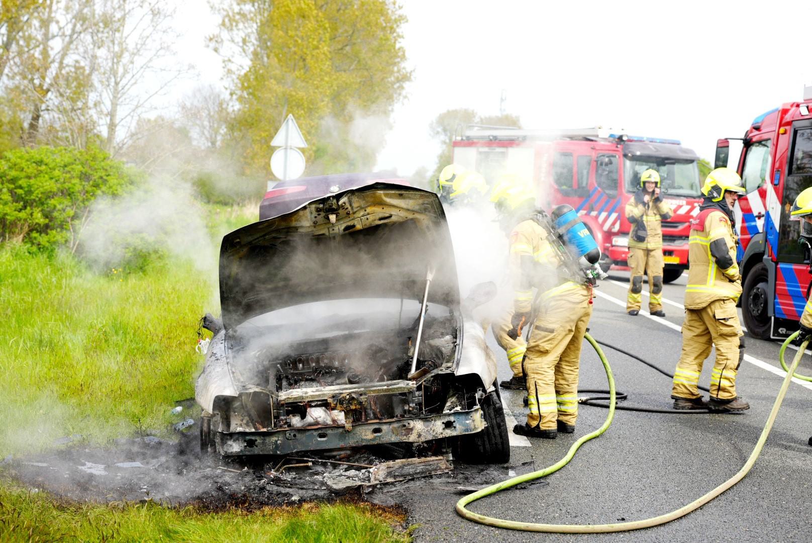 Auto uitgebrand langs N99 bij Hippolytushoef