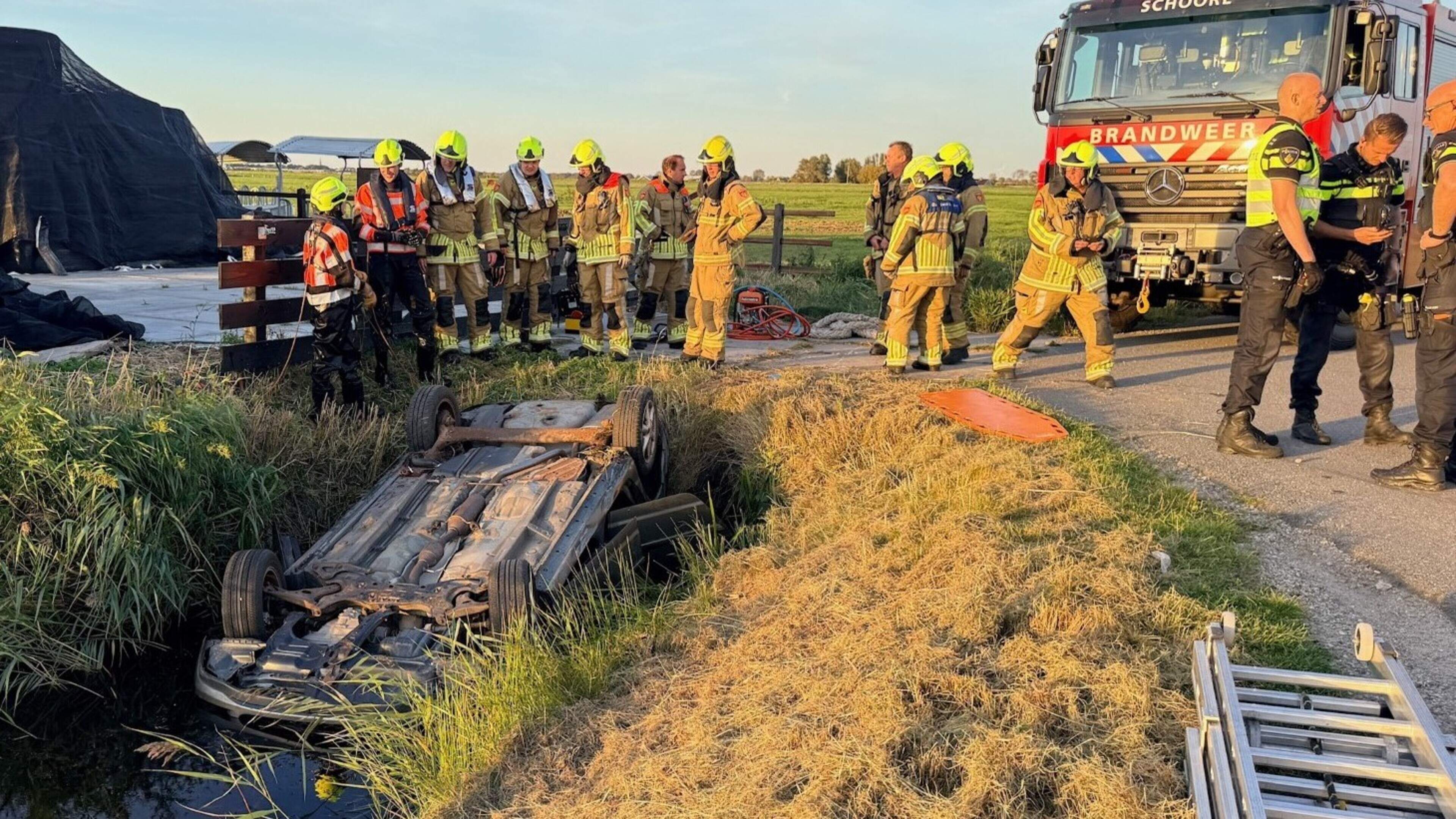 Automobilist (90) belandt op zijn kop in sloot Schoorl, met spoed naar ziekenhuis