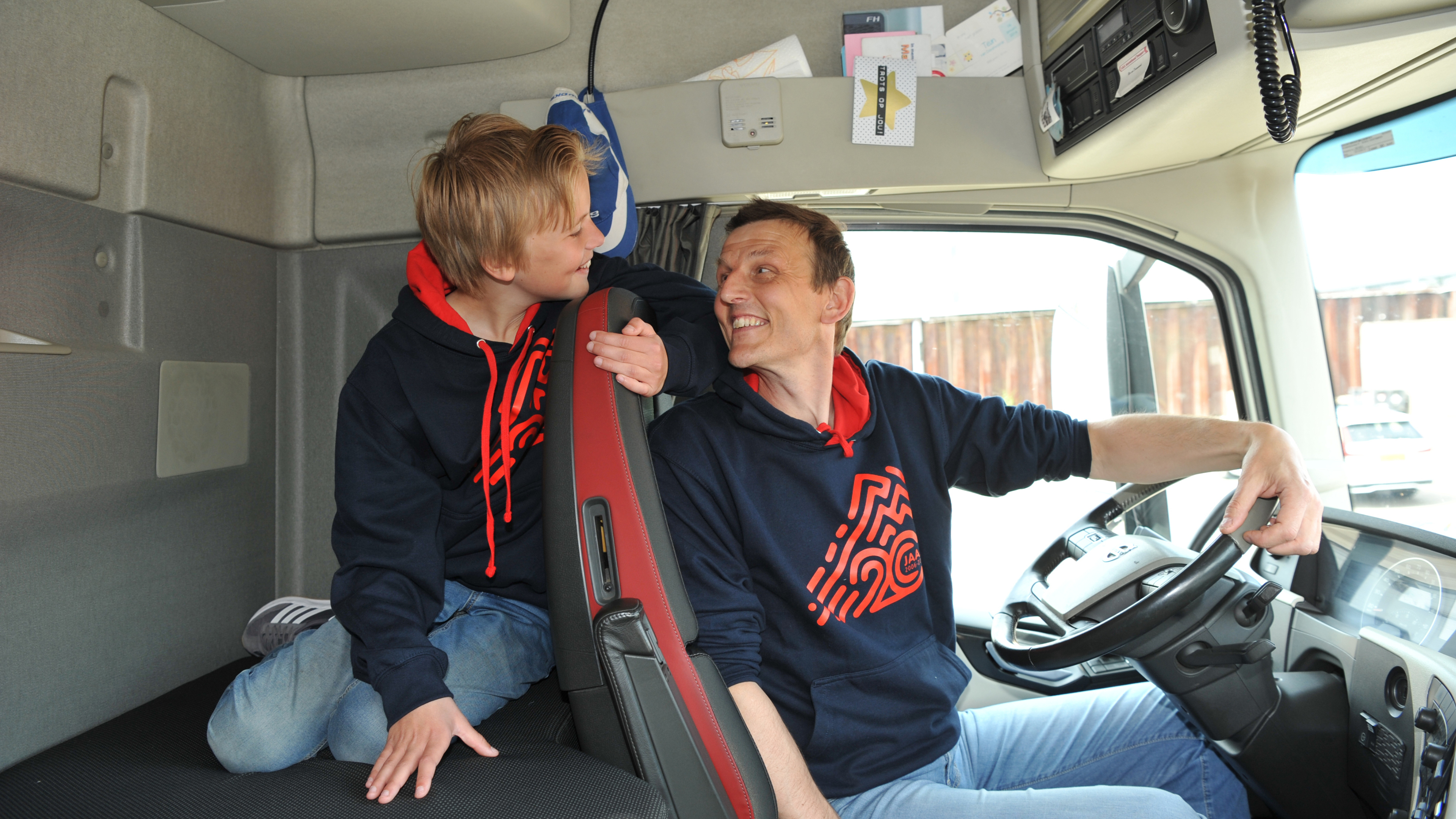 Rico (47) cycles up Alpe d’Huez for the last time for late mother and wife: ‘I want a year without facing that disease’