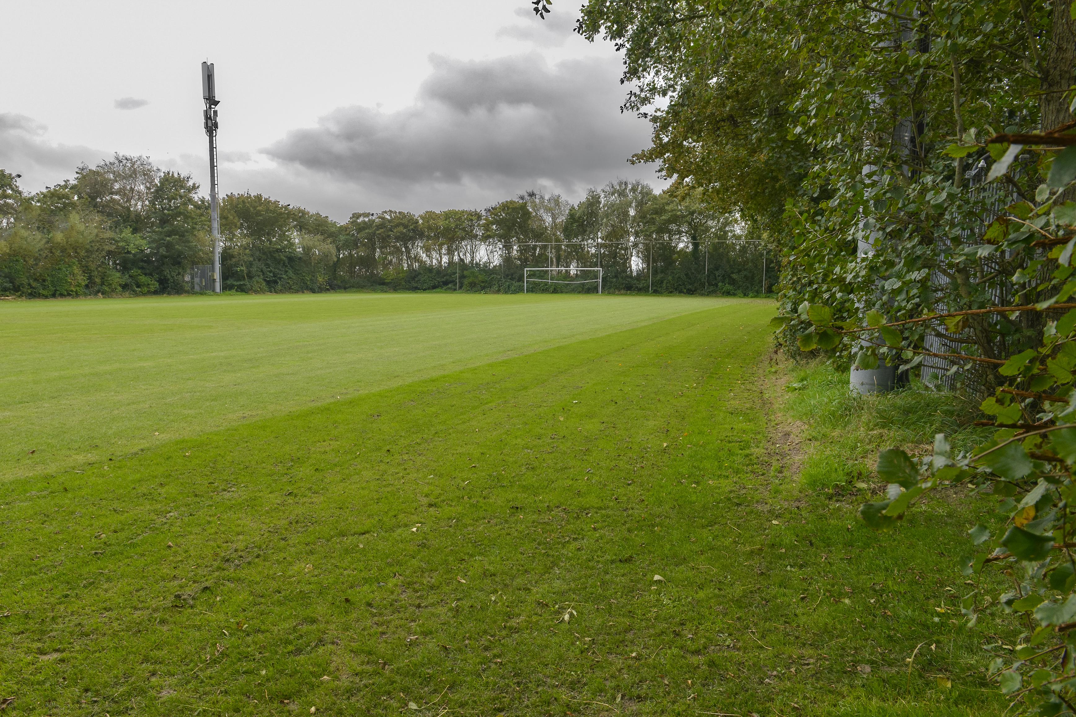 Kinderopvang De Pepermolen wil naar het trainingsveld van SV Oosterend. ’Als je de portocabins in he