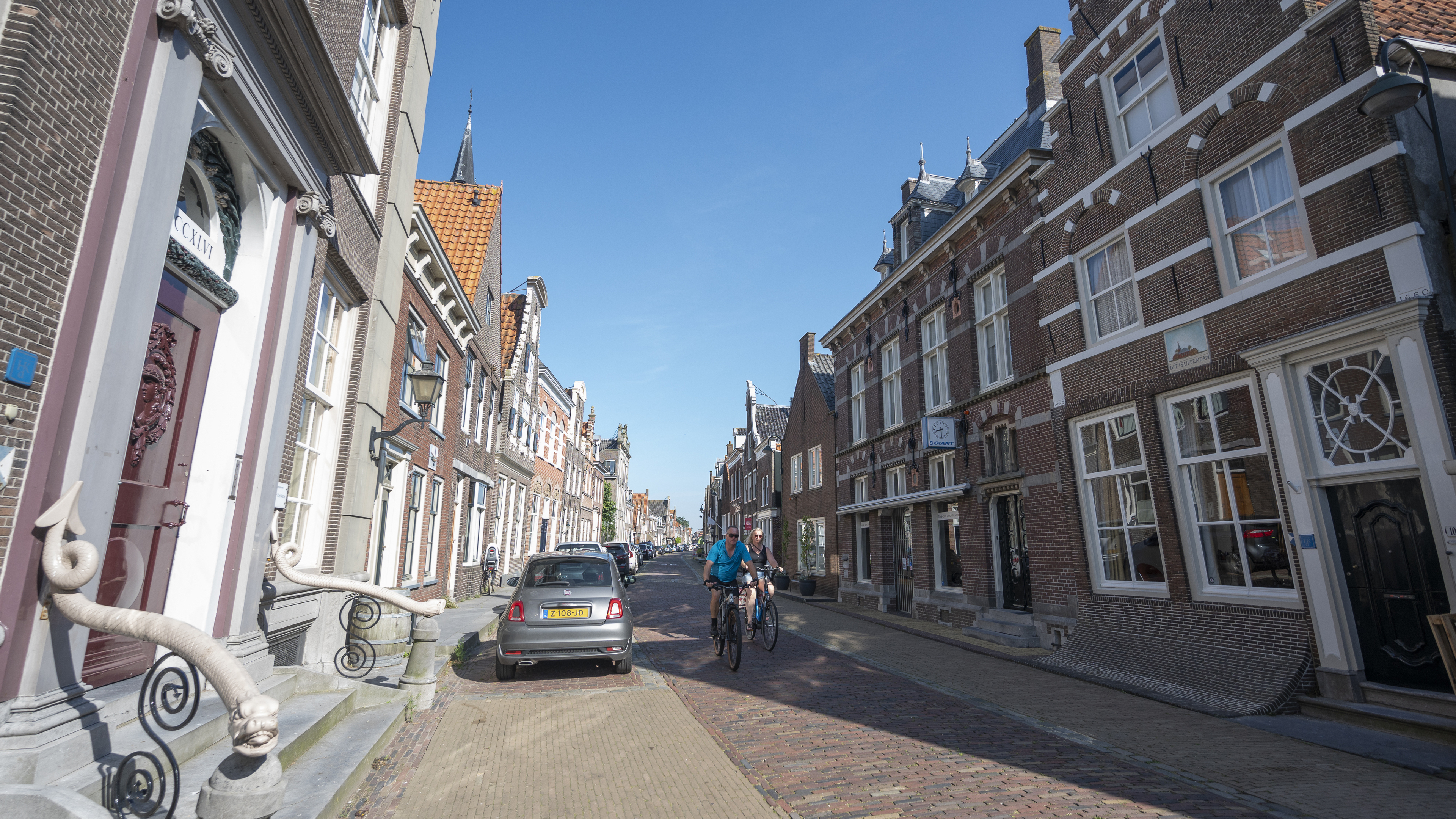 Vereniging Oud Monnickendam wil kleur blauw weren van wegdek in binnenstad: ’Parkeerzone markeren ka