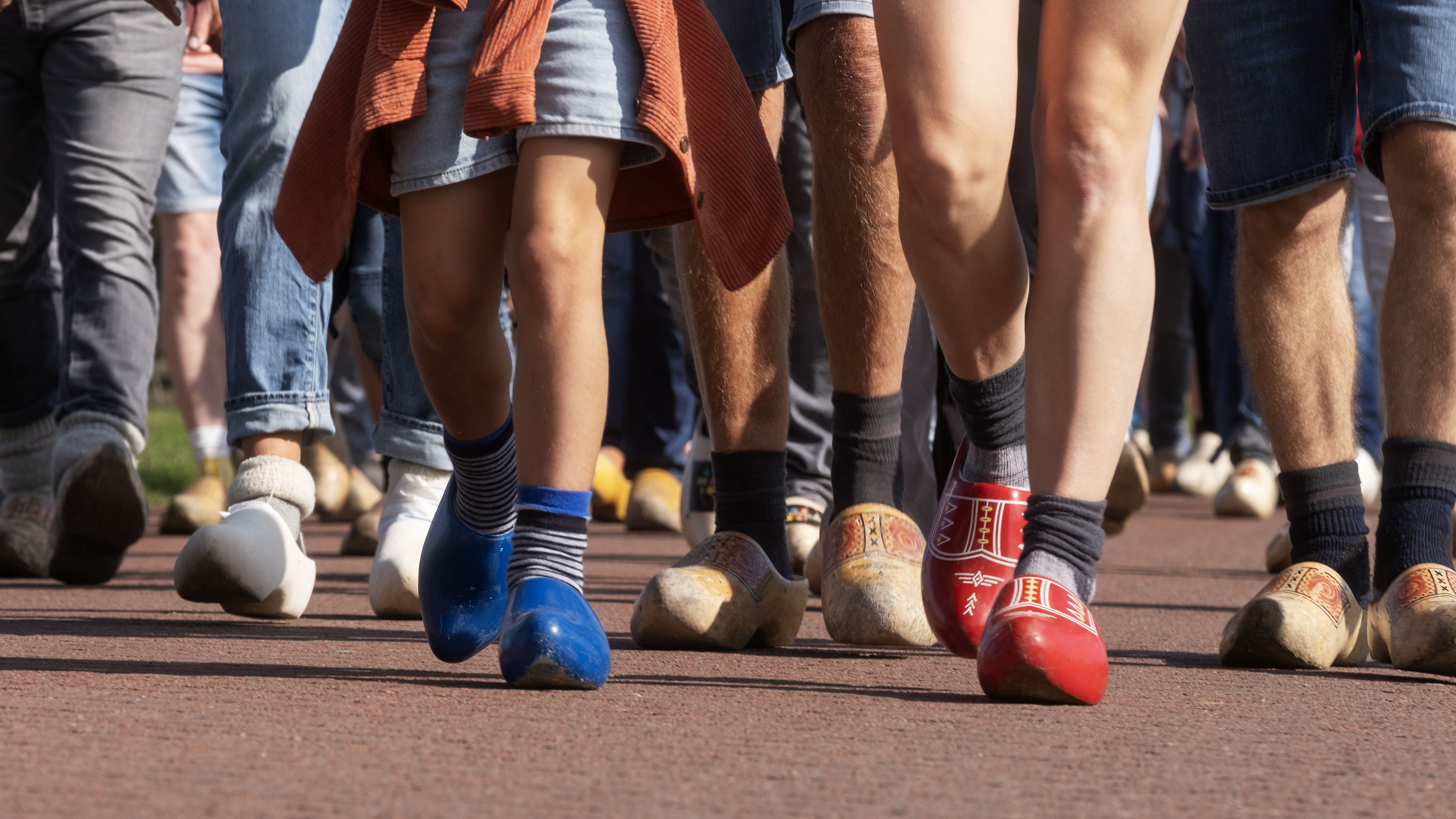 ’De klomp mag niet verdwijnen’. Wandelaars op klompen door de polder