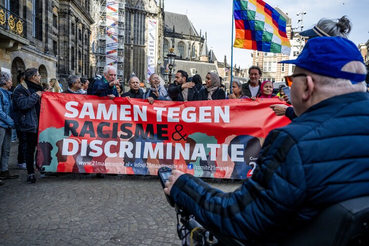 Duizenden demonstranten maken in Amsterdam een vuist tegen racisme en