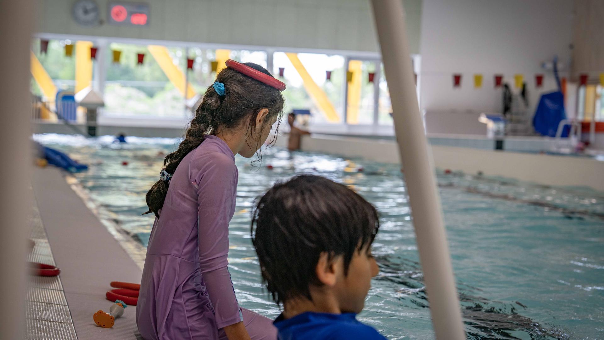 De twee nieuwste deelnemers aan de zwemles durven bij de tweede les al het water in.