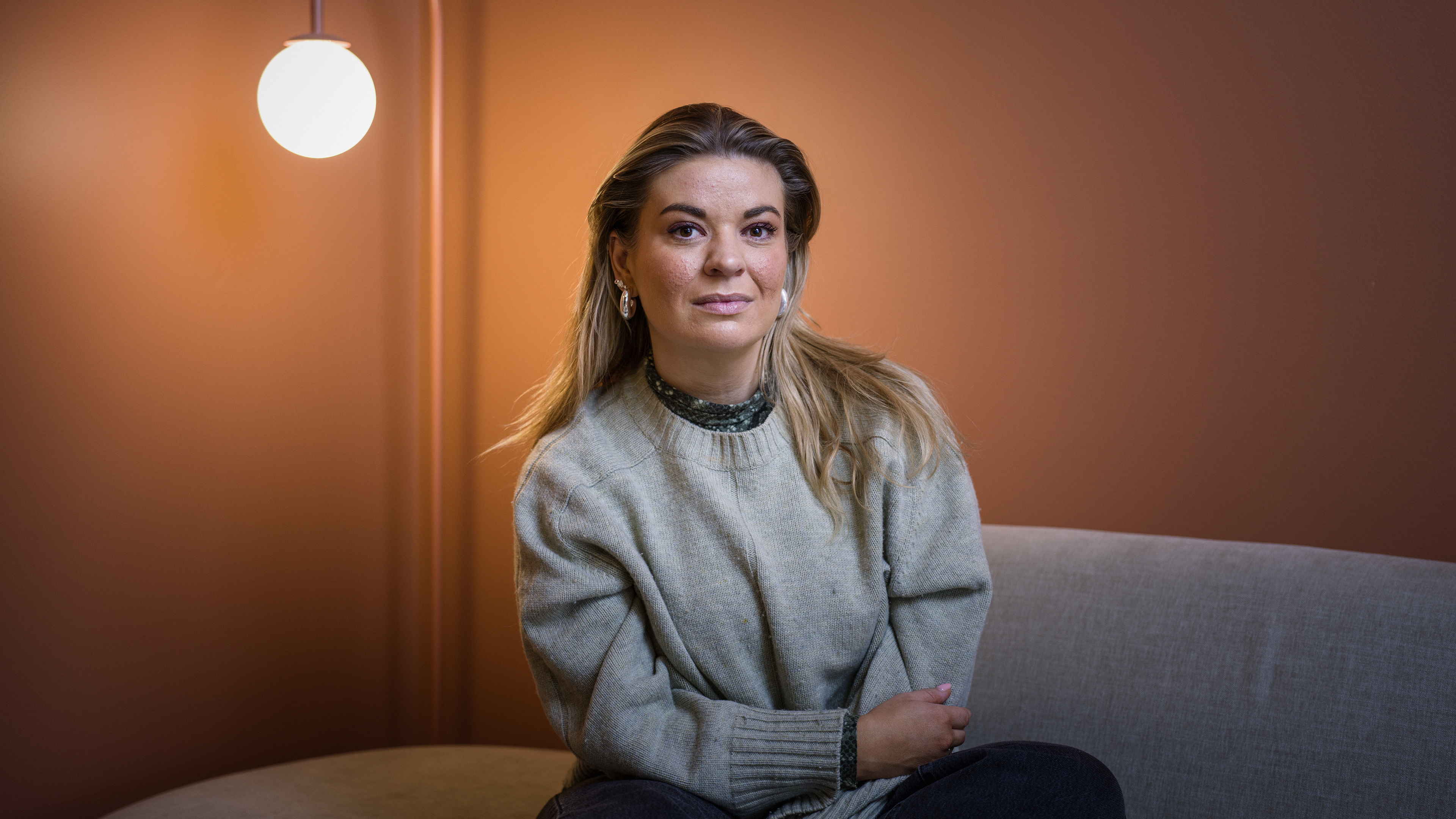 Rox (36) has a rare esophageal disease: ‘I’m a cheap date, after two drinks nothing else fits’