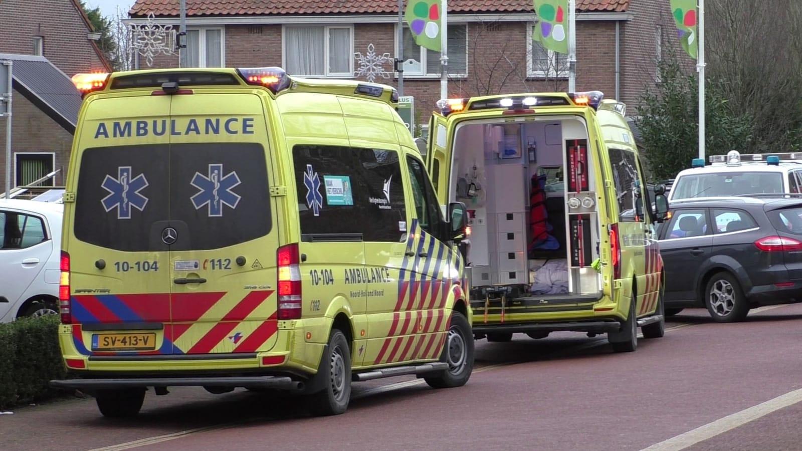 Twee mensen naar het ziekenhuis na botsing tussen brommer en auto in Oosthuizen