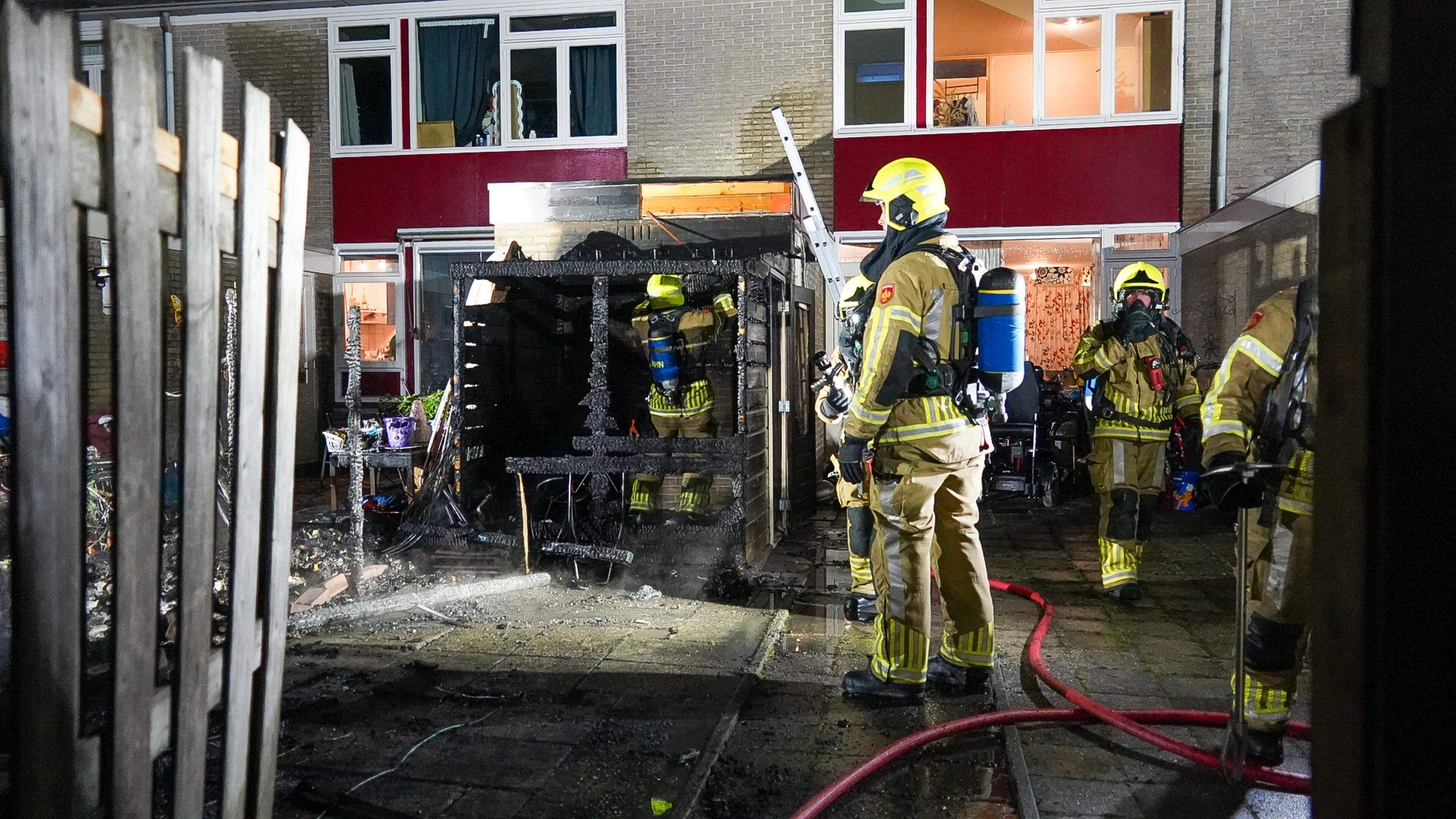 Schuurtje in vlammen in achtertuin Wieringerwerf, veel schade