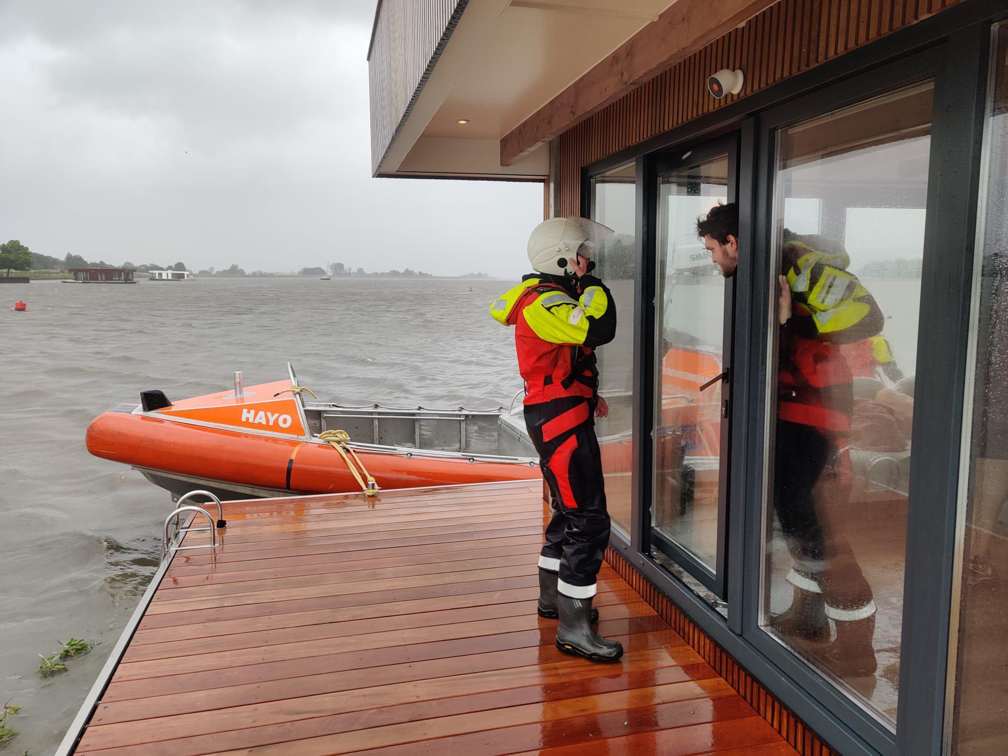 Woonboten losgeslagen in Katwoude: Reddingsbrigade Hoorn assisteert KNRM Marken bij evacuatie bewone