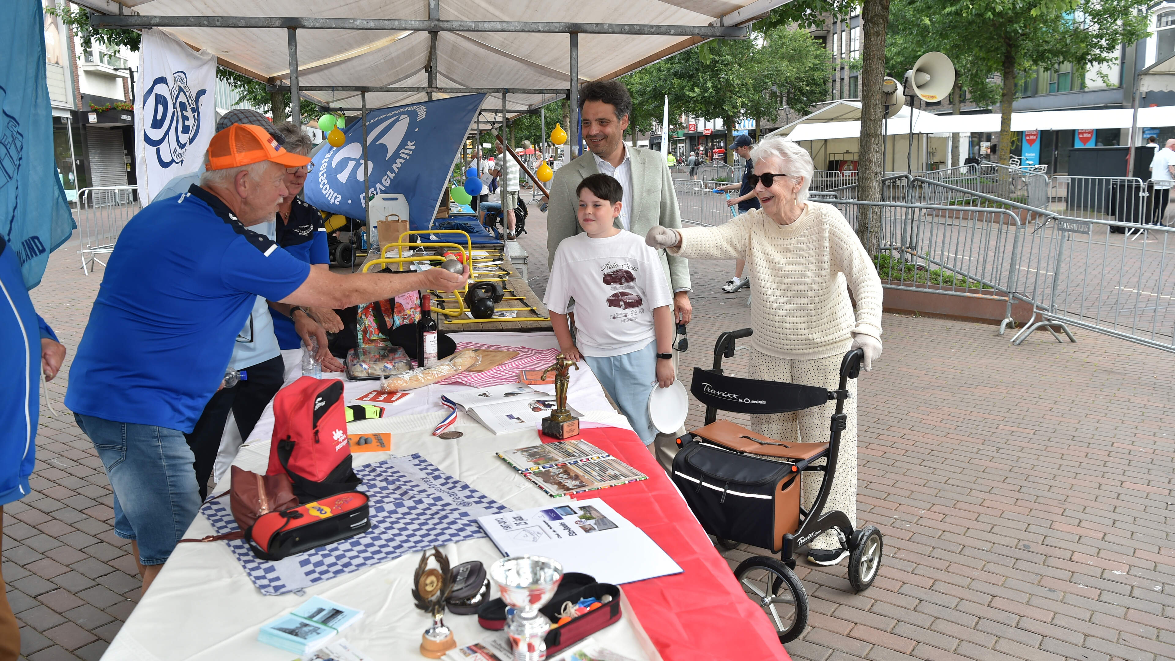Breestraat transforms into sports and exercise boulevard during Sports Day. ‘Jeu de boules is a relaxing sport’