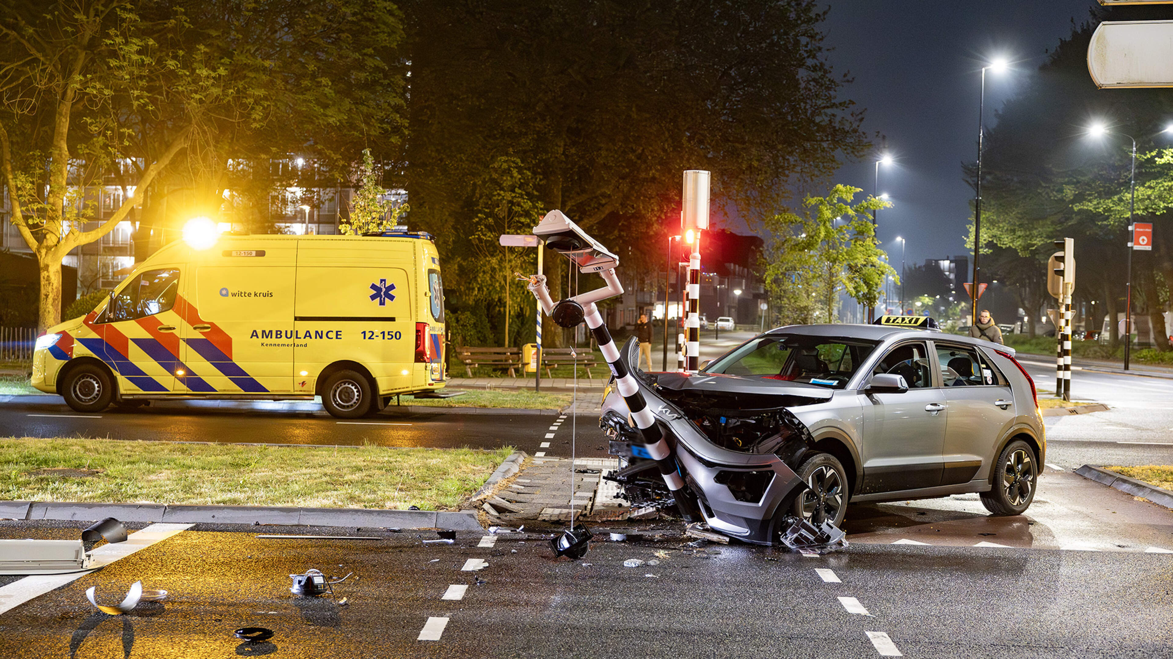 Taxi hits traffic light after collision with car in Beverwijk