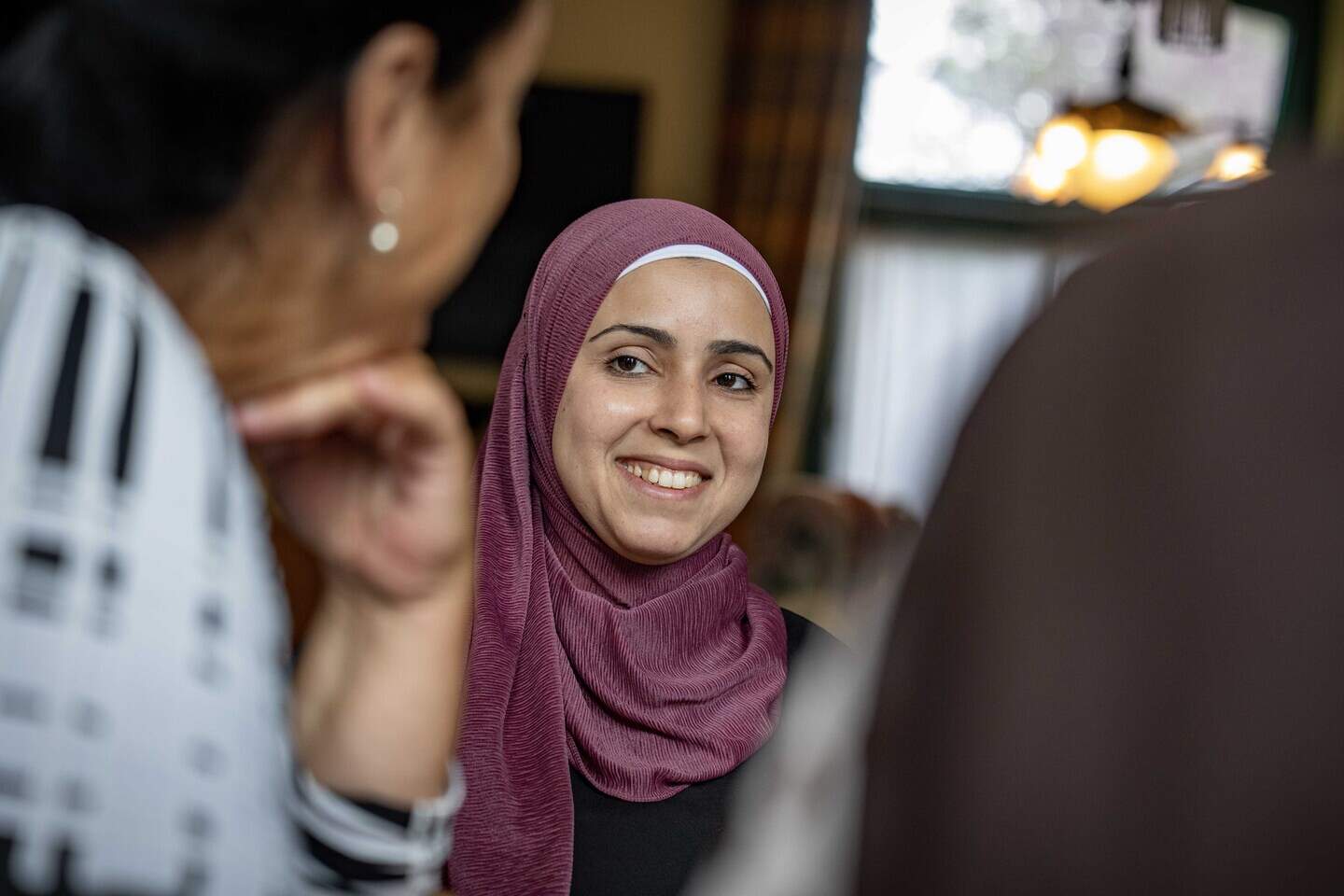 Nuraini uit Eritrea is druk aan het vertalen in het Arabisch, Tigrinya en Nederlands.