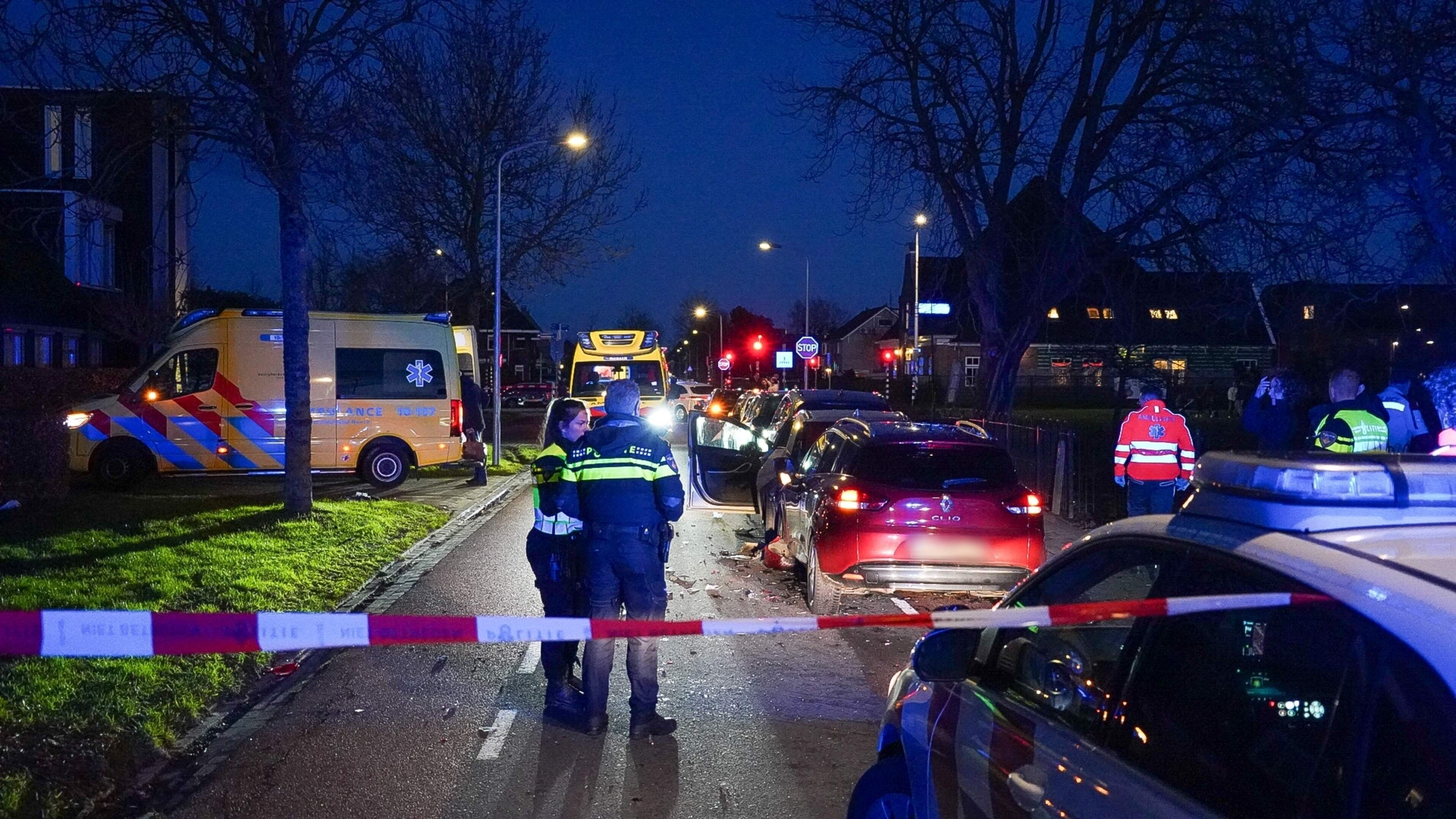Gewonden bij kop-staartbotsing met zes auto’s in Zwaag, waaronder kinderen