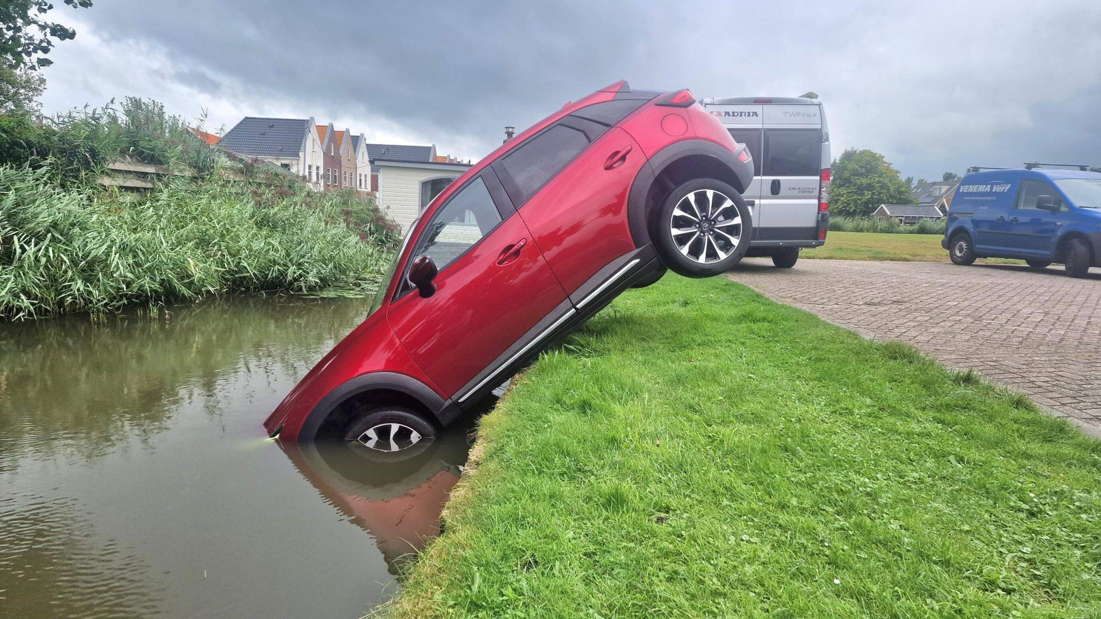 Auto raakt te water bij parkeerplaats in De Rijp